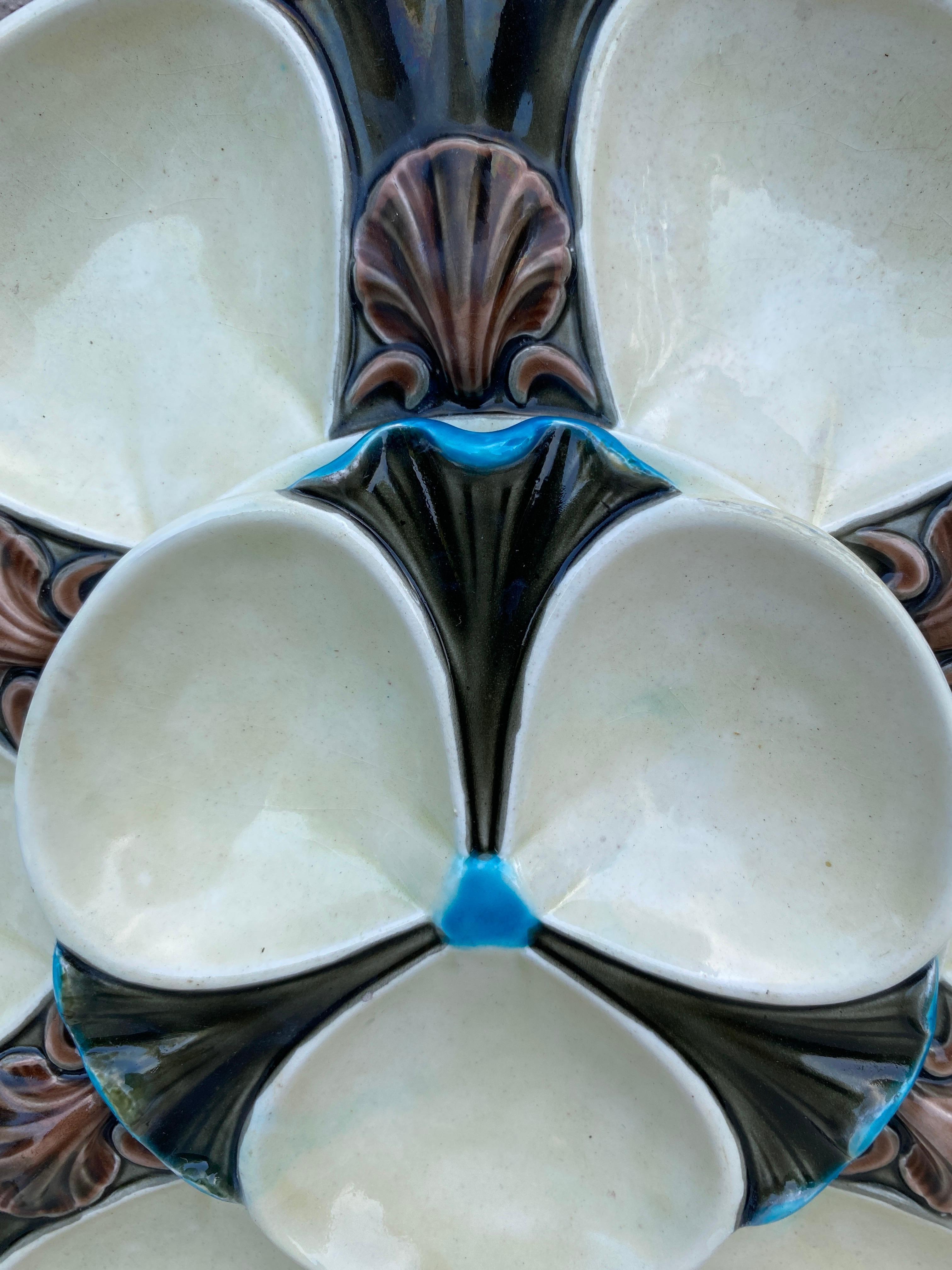 Grande piatto per ostriche in maiolica austriaca, circa 1880.