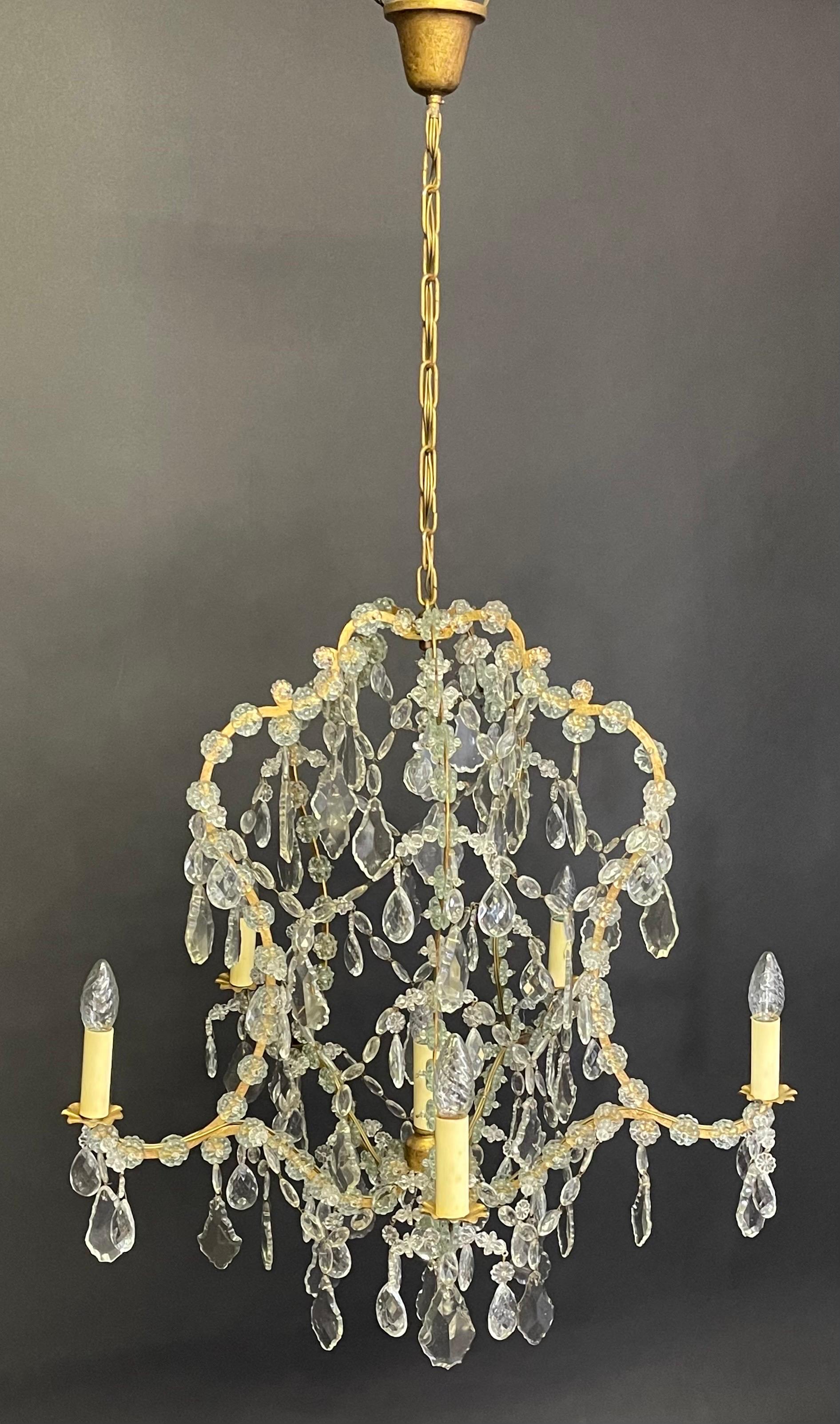 Kronleuchter aus vergoldetem Eisen und Kristall in Pagodenform, um 1950 (Barock) im Angebot