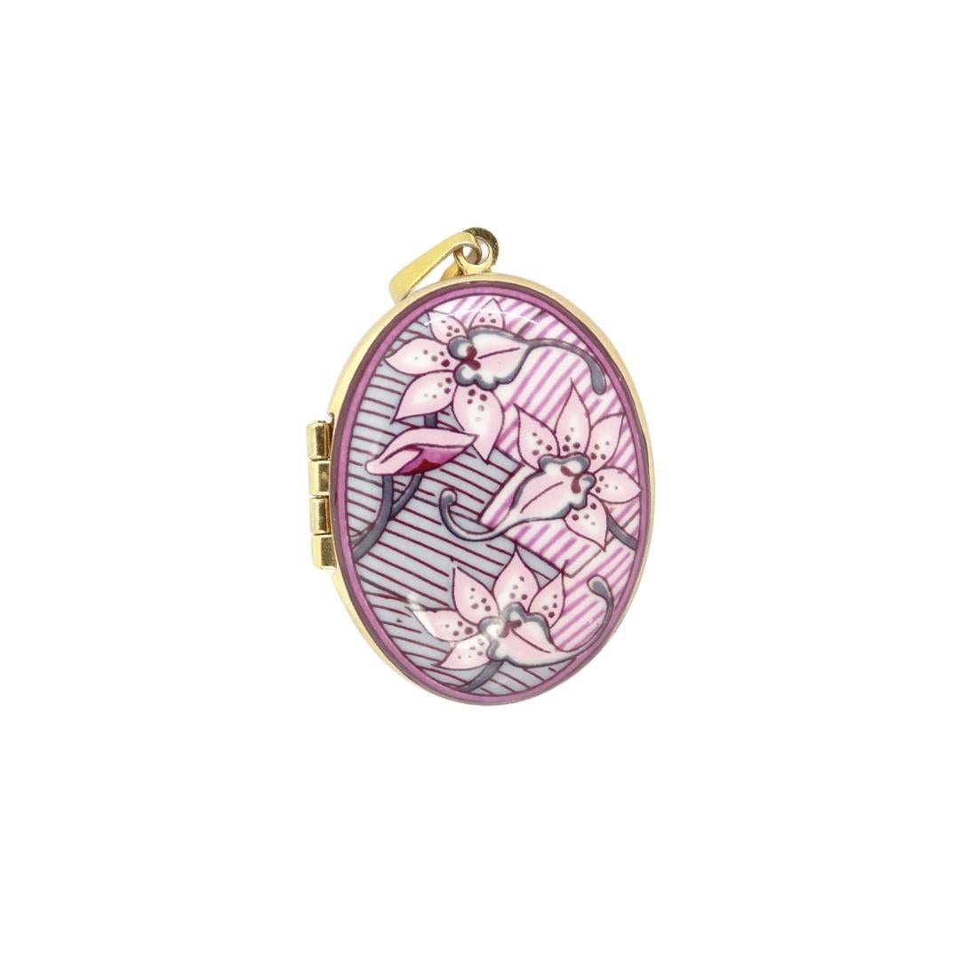 Ciondolo Medaglione austriaco Michaela Frey, smalto, placcato oro
Splendido  ciondolo a medaglione in metallo placcato oro e smalto con motivi floreali stilizzati, ispirati all'Art Nouveau e all'estetica tradizionale austriaca. Di forma ovale, è un