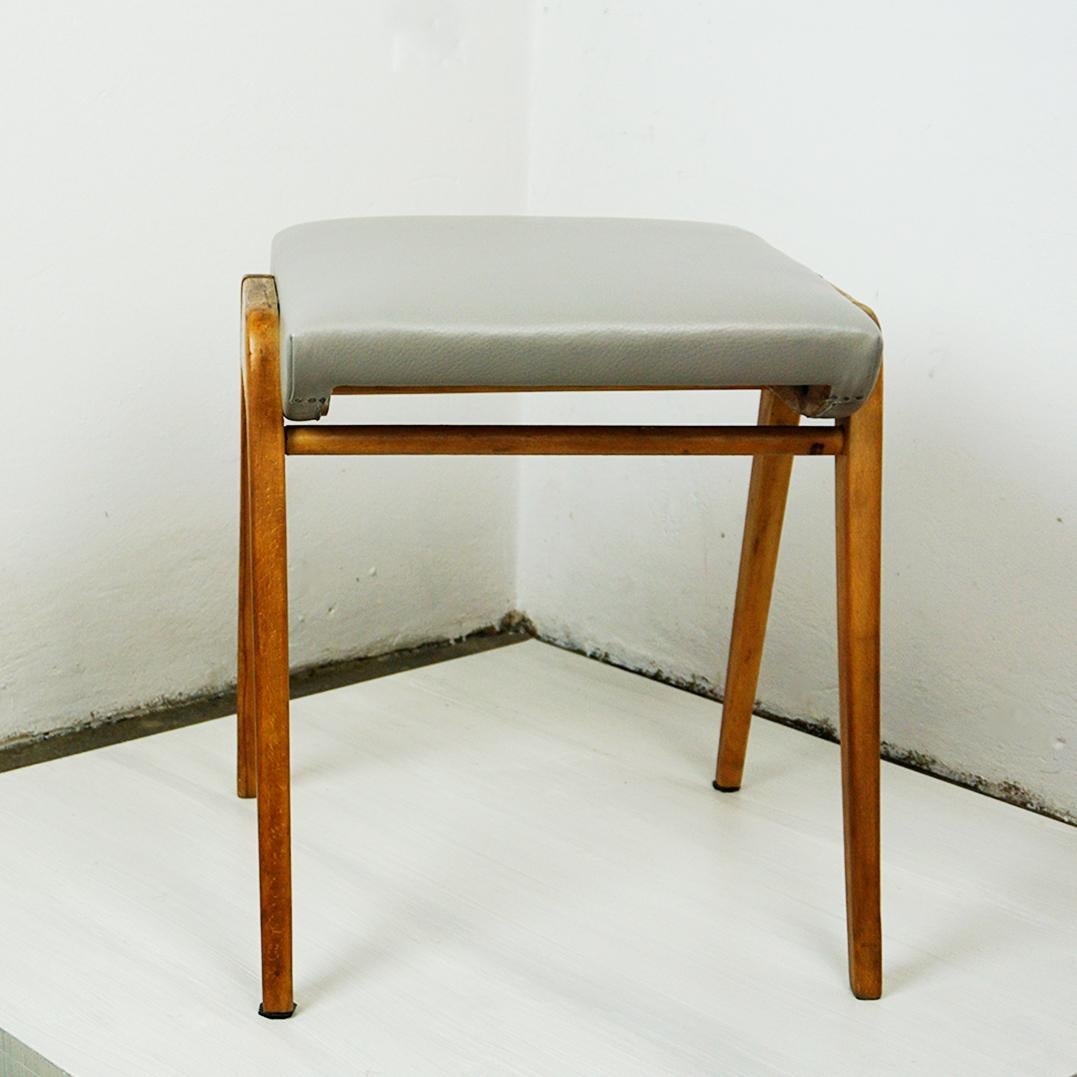 Taburete apilable austriaco de haya y cuero gris de mediados de siglo, de Franz Schuster Moderno de mediados de siglo en venta