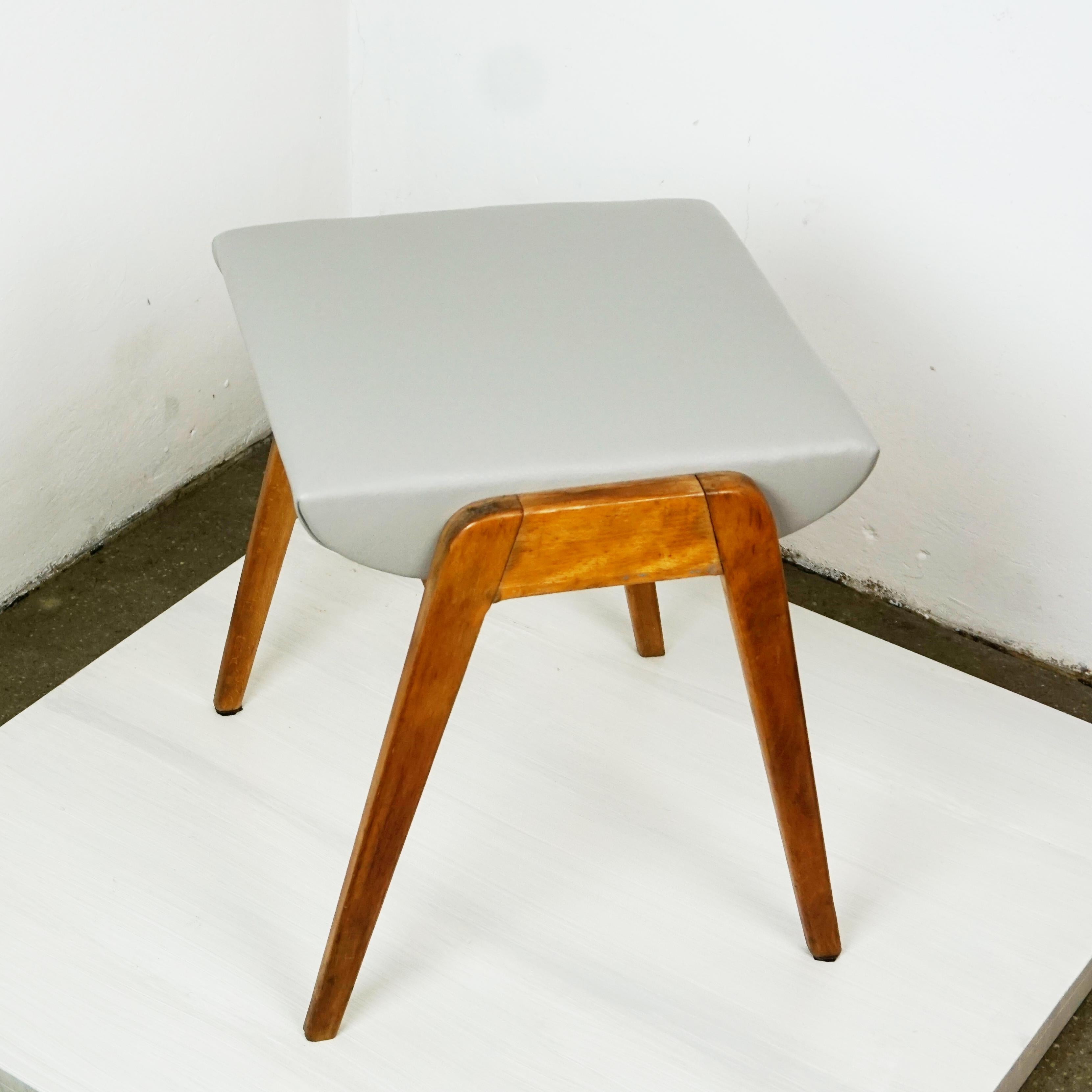 Taburete apilable austriaco de haya y cuero gris de mediados de siglo, de Franz Schuster Austríaco en venta