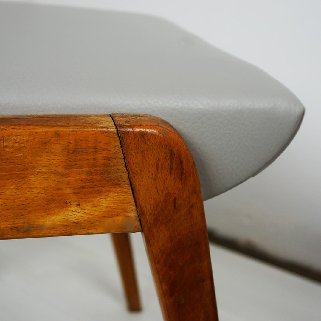 Taburete apilable austriaco de haya y cuero gris de mediados de siglo, de Franz Schuster en Bueno estado para la venta en Vienna, AT