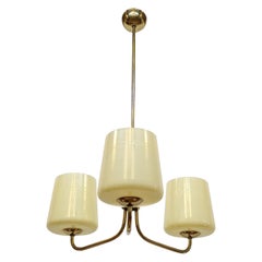 Lustre Autrichien du Milieu du Siècle en Laiton et Verre Opalin