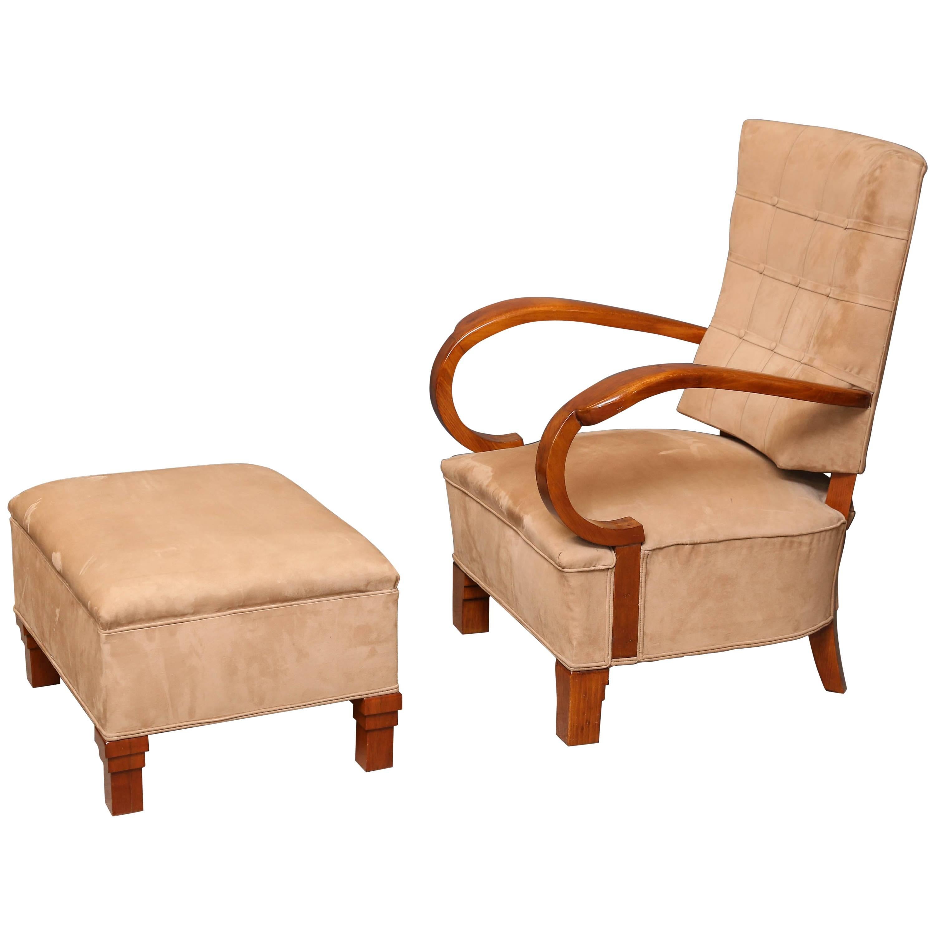 Österreichischer Mid-Century Stuhl und Fußstütze in Nussbaum