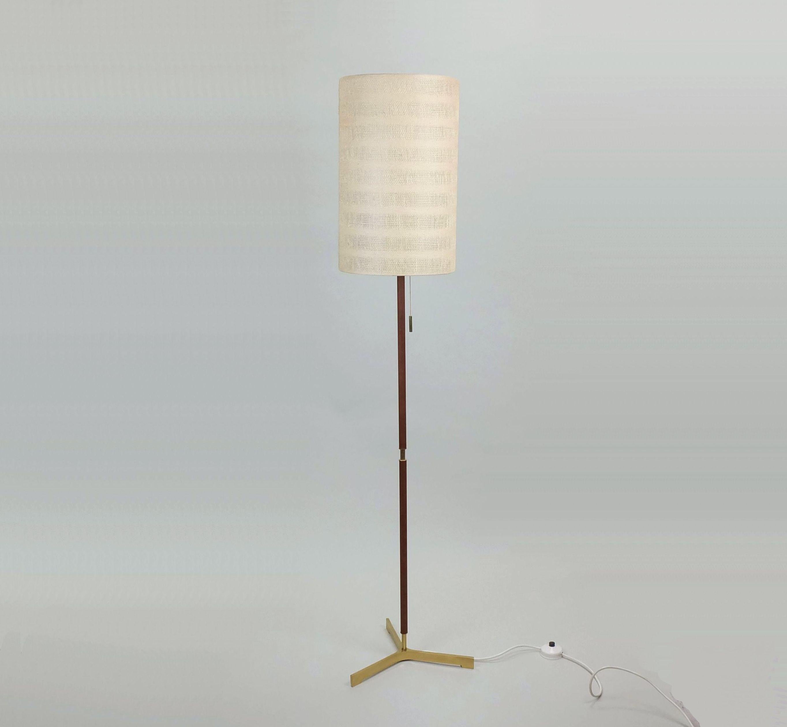 LAMPADA DA PAVIMENTO austriaca di metà secolo J.T. Kalmar 1950 in ottone, teak e tessuto in vendita 3