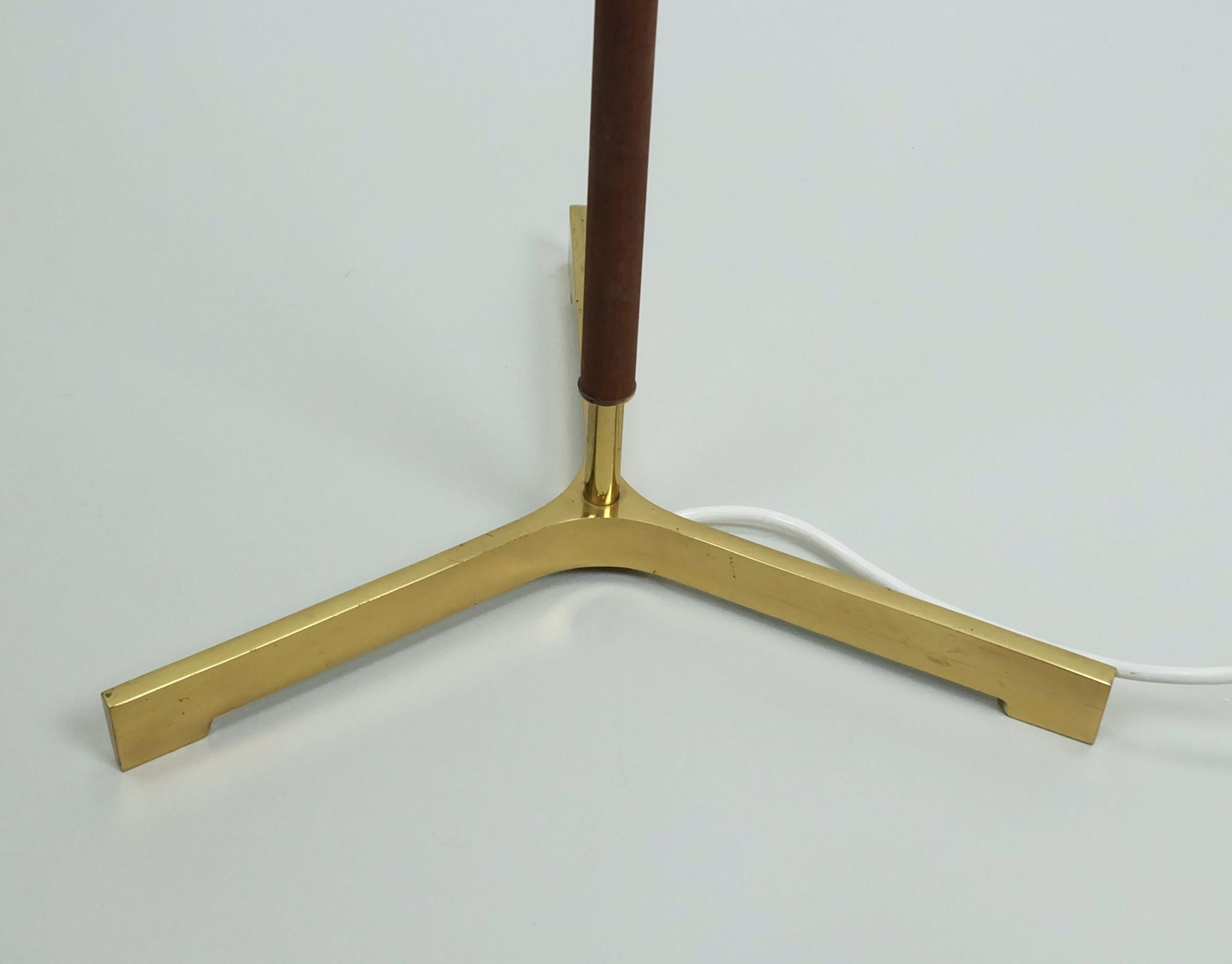 Mid-Century moderno LAMPADA DA PAVIMENTO austriaca di metà secolo J.T. Kalmar 1950 in ottone, teak e tessuto in vendita