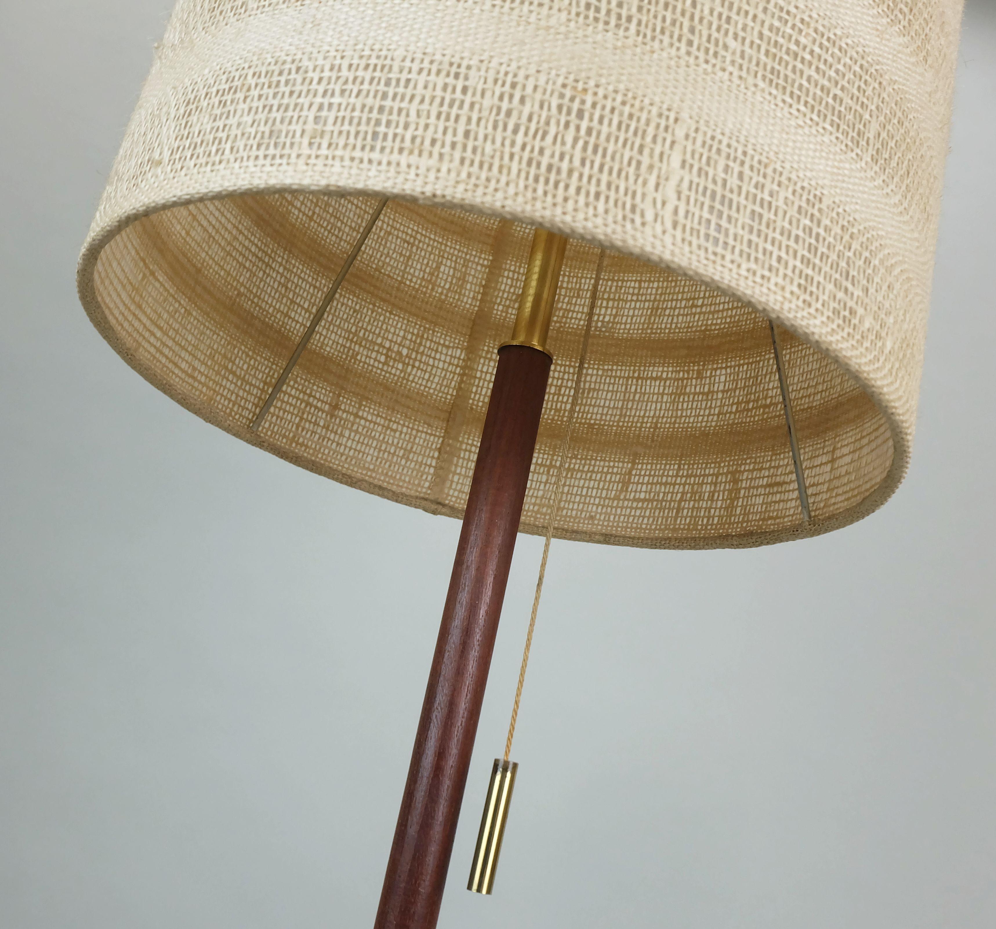 Austriaco LAMPADA DA PAVIMENTO austriaca di metà secolo J.T. Kalmar 1950 in ottone, teak e tessuto in vendita