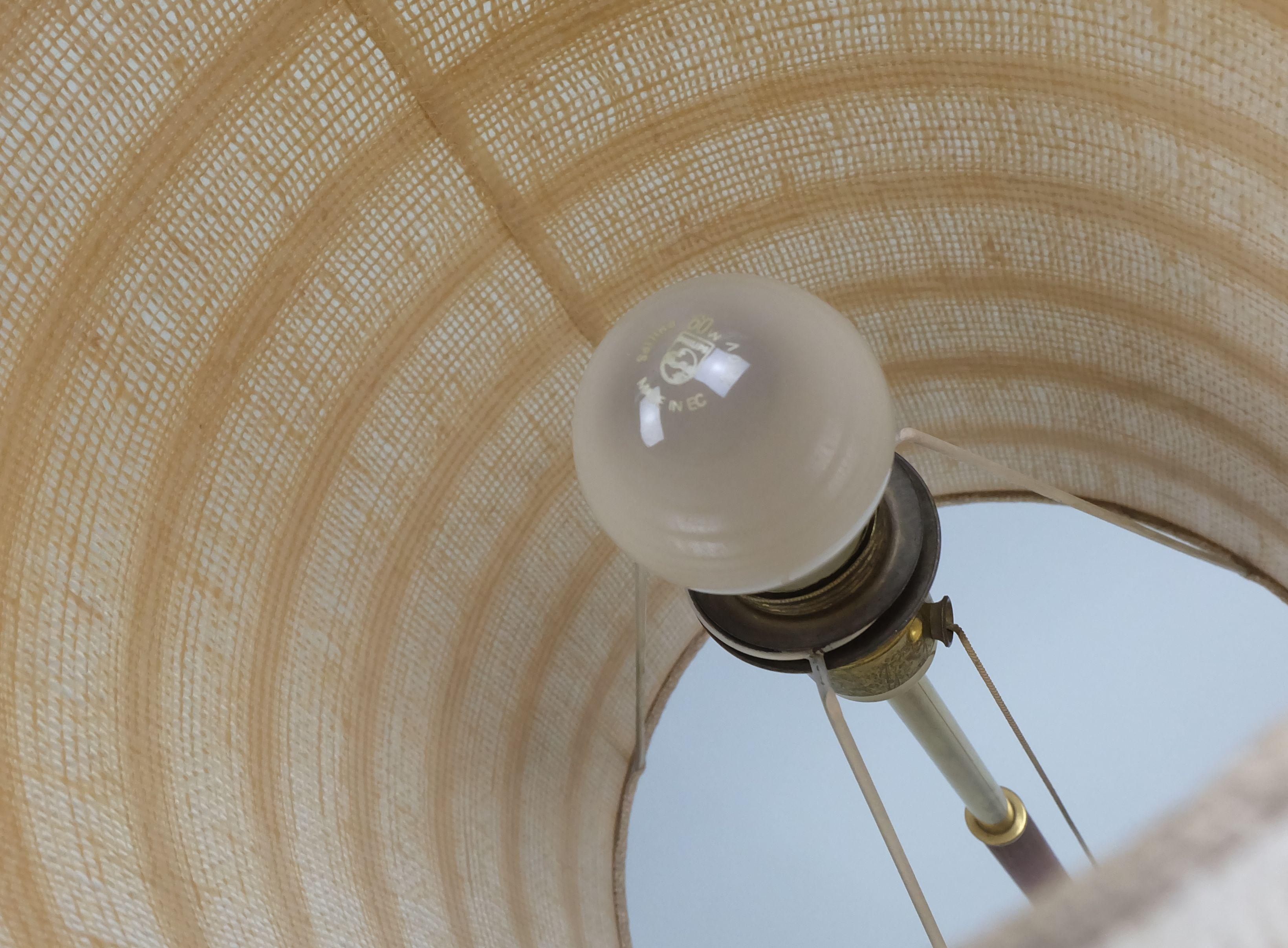 LAMPADA DA PAVIMENTO austriaca di metà secolo J.T. Kalmar 1950 in ottone, teak e tessuto In condizioni buone in vendita a Mannheim, DE