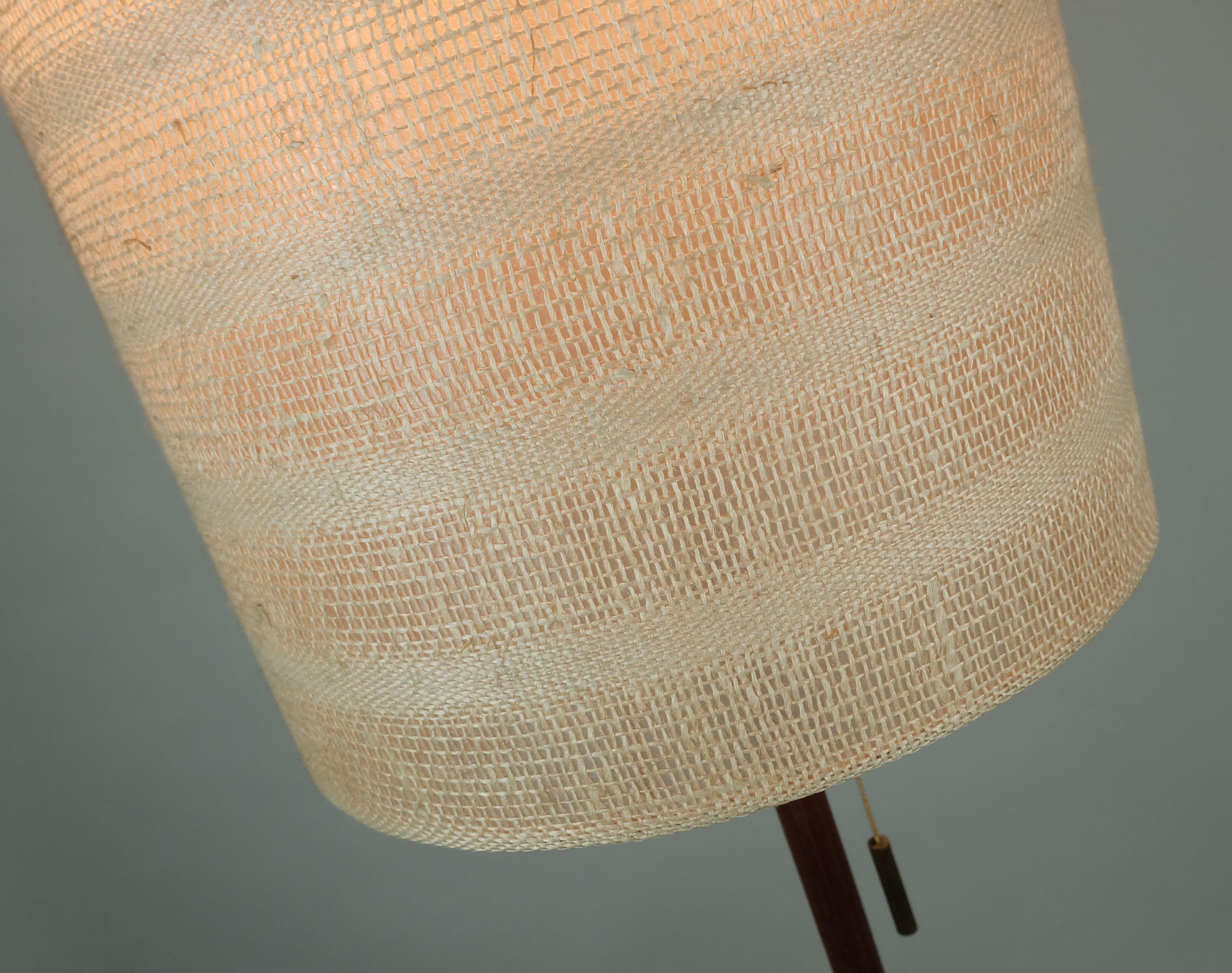 Ottone LAMPADA DA PAVIMENTO austriaca di metà secolo J.T. Kalmar 1950 in ottone, teak e tessuto in vendita