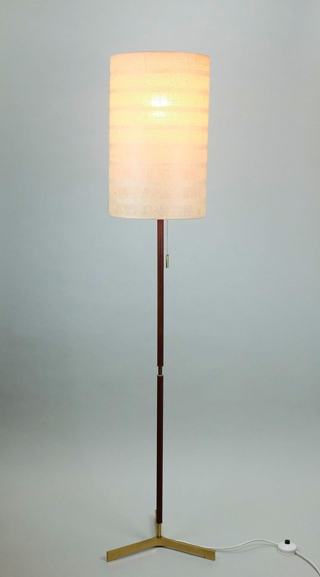 LAMPADA DA PAVIMENTO austriaca di metà secolo J.T. Kalmar 1950 in ottone, teak e tessuto in vendita 1