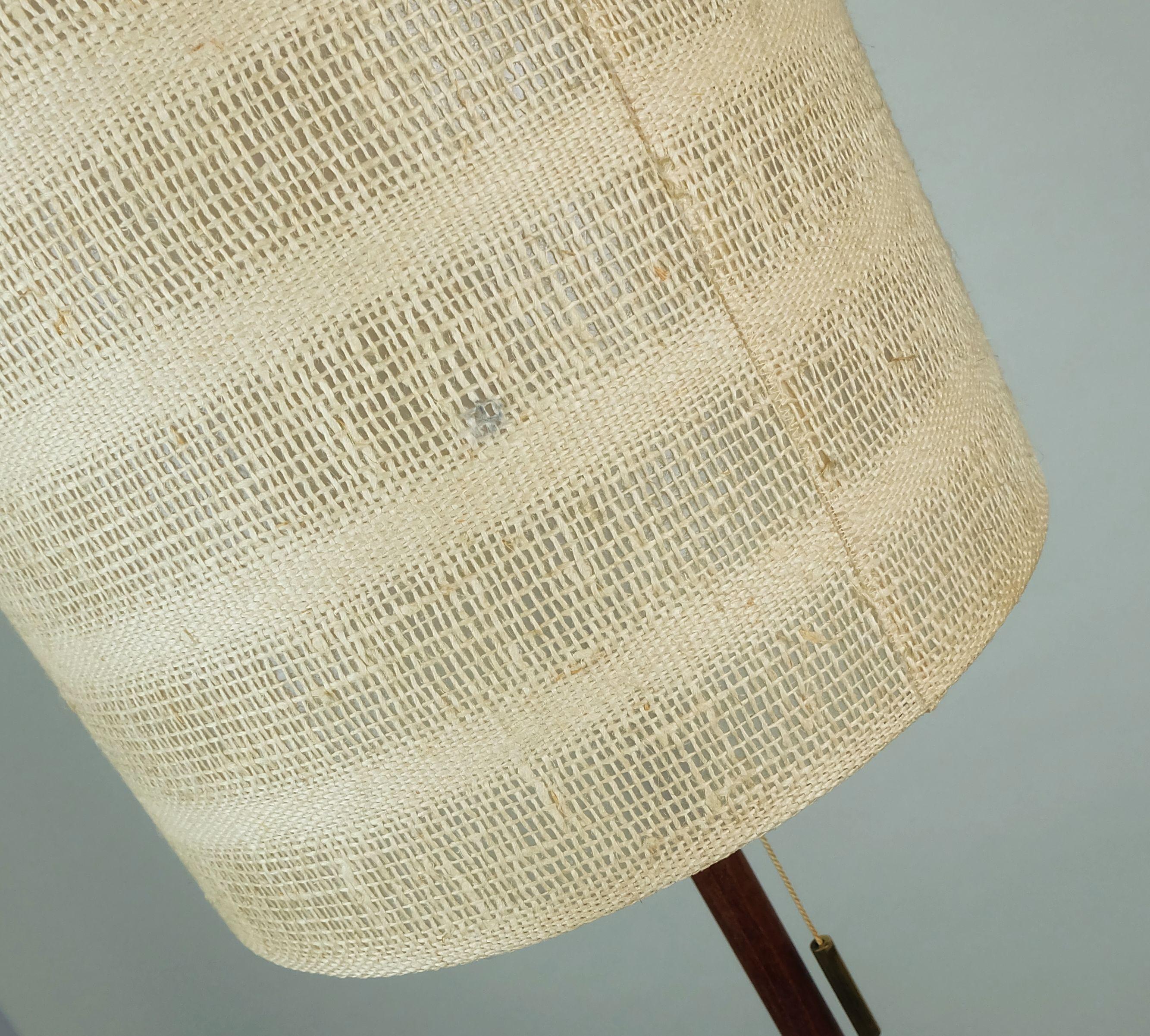LAMPADA DA PAVIMENTO austriaca di metà secolo J.T. Kalmar 1950 in ottone, teak e tessuto in vendita 2