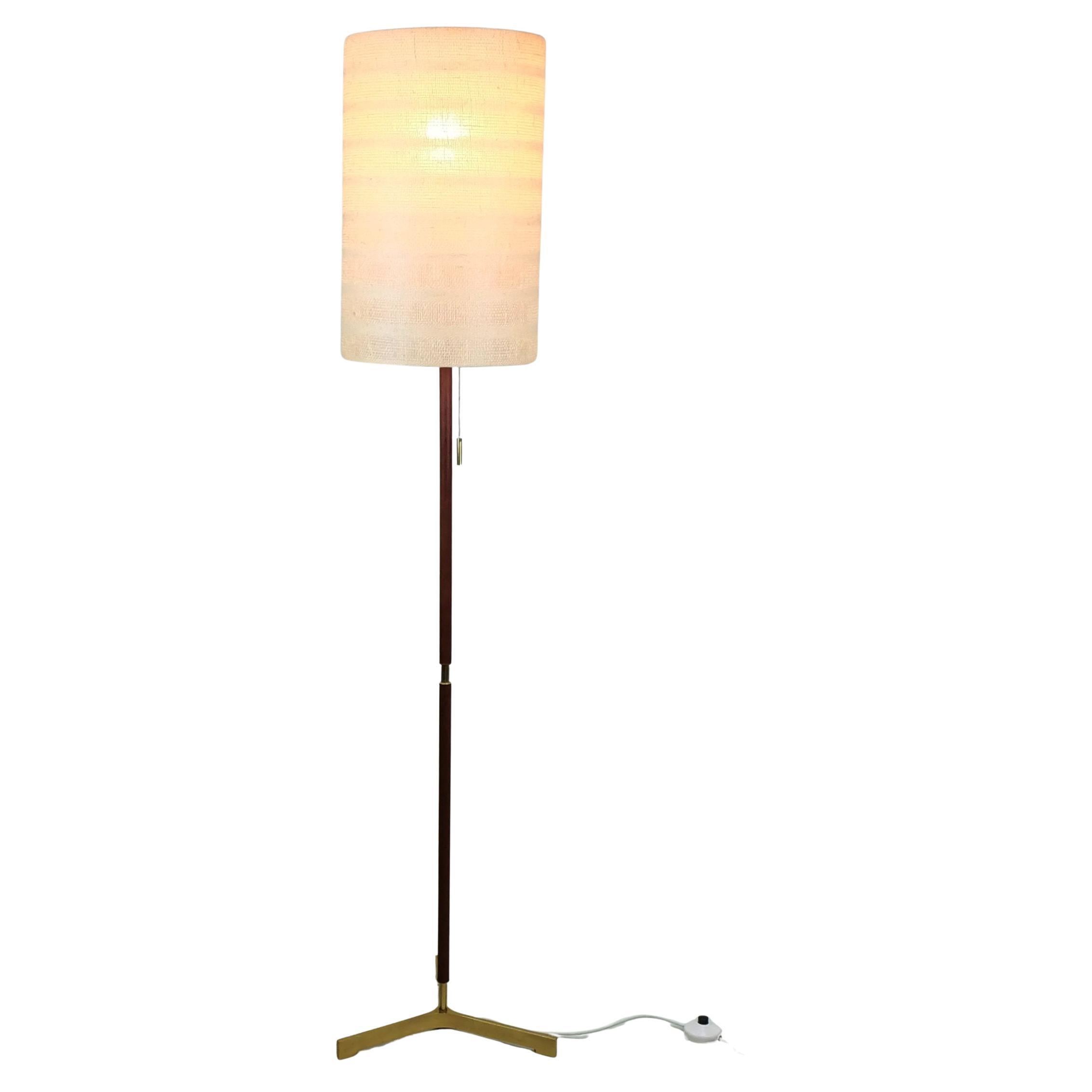 LAMPADA DA PAVIMENTO austriaca di metà secolo J.T. Kalmar 1950 in ottone, teak e tessuto in vendita