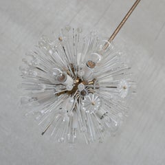 Ciondolo lampadario austriaco in vetro e ottone del metà del secolo scorso di Emil Stejnar