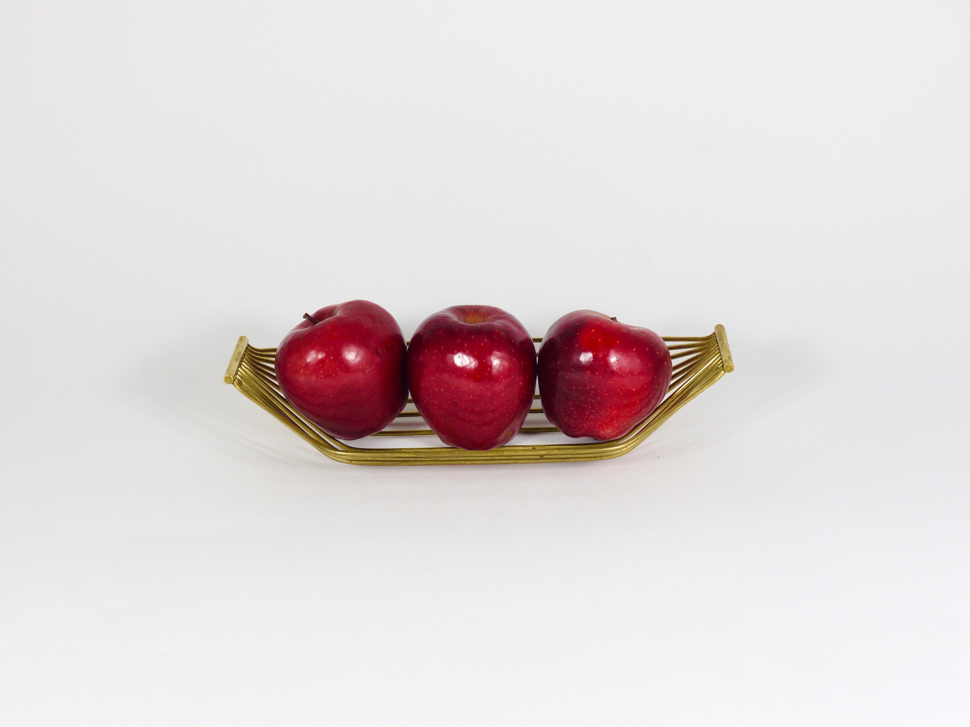 Ciotola austriaca a forma di cesto di frutta in filo d'ottone della metà del secolo, stile Carl Aubock, 1950 in vendita 9