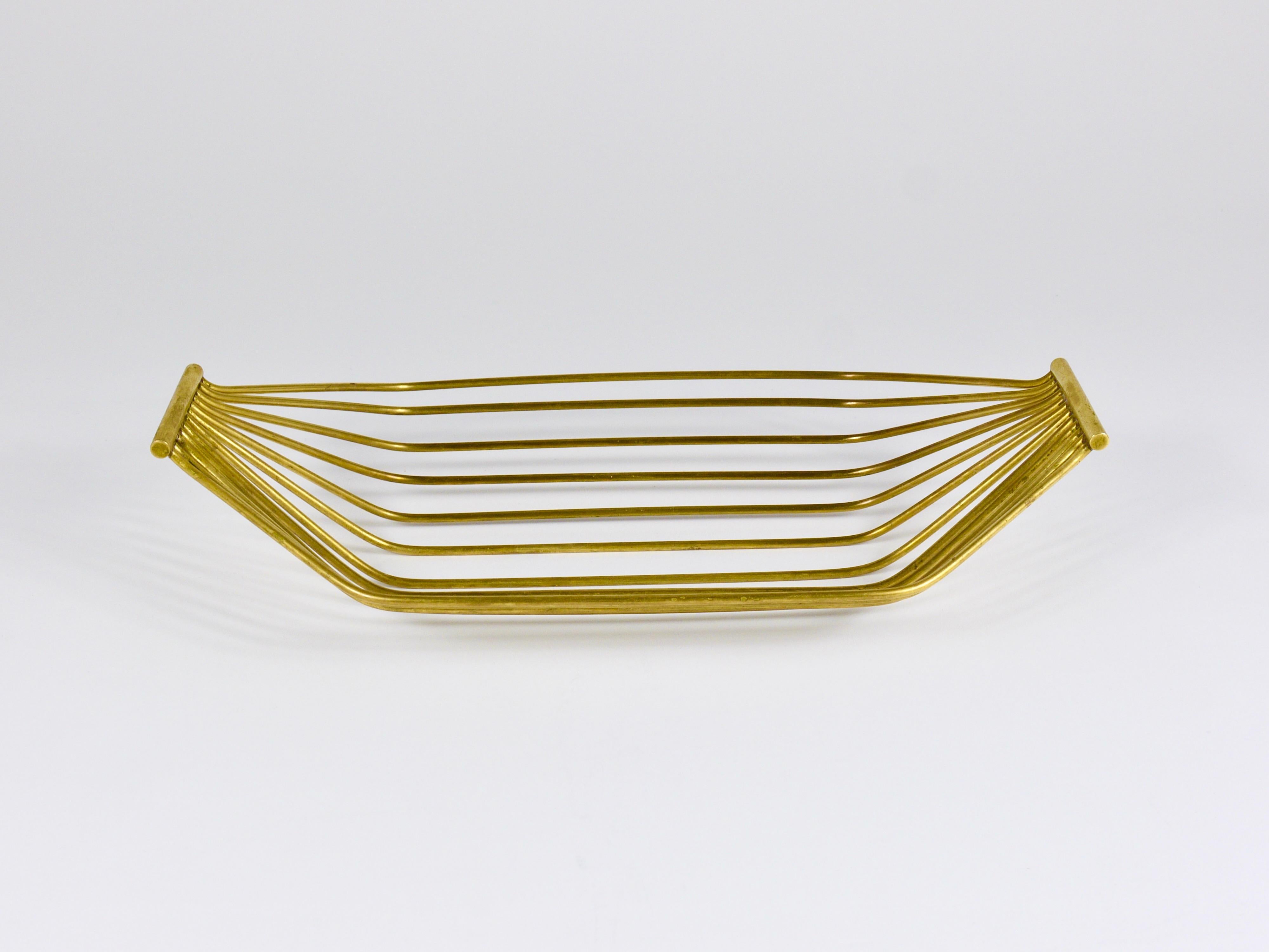 Un cesto di frutta modernista, elegante e minimalista ma scultoreo, realizzato a mano in Austria negli anni Cinquanta. Realizzato in ottone, è in buone condizioni con una deliziosa patina. Dimensioni: 13 1/2