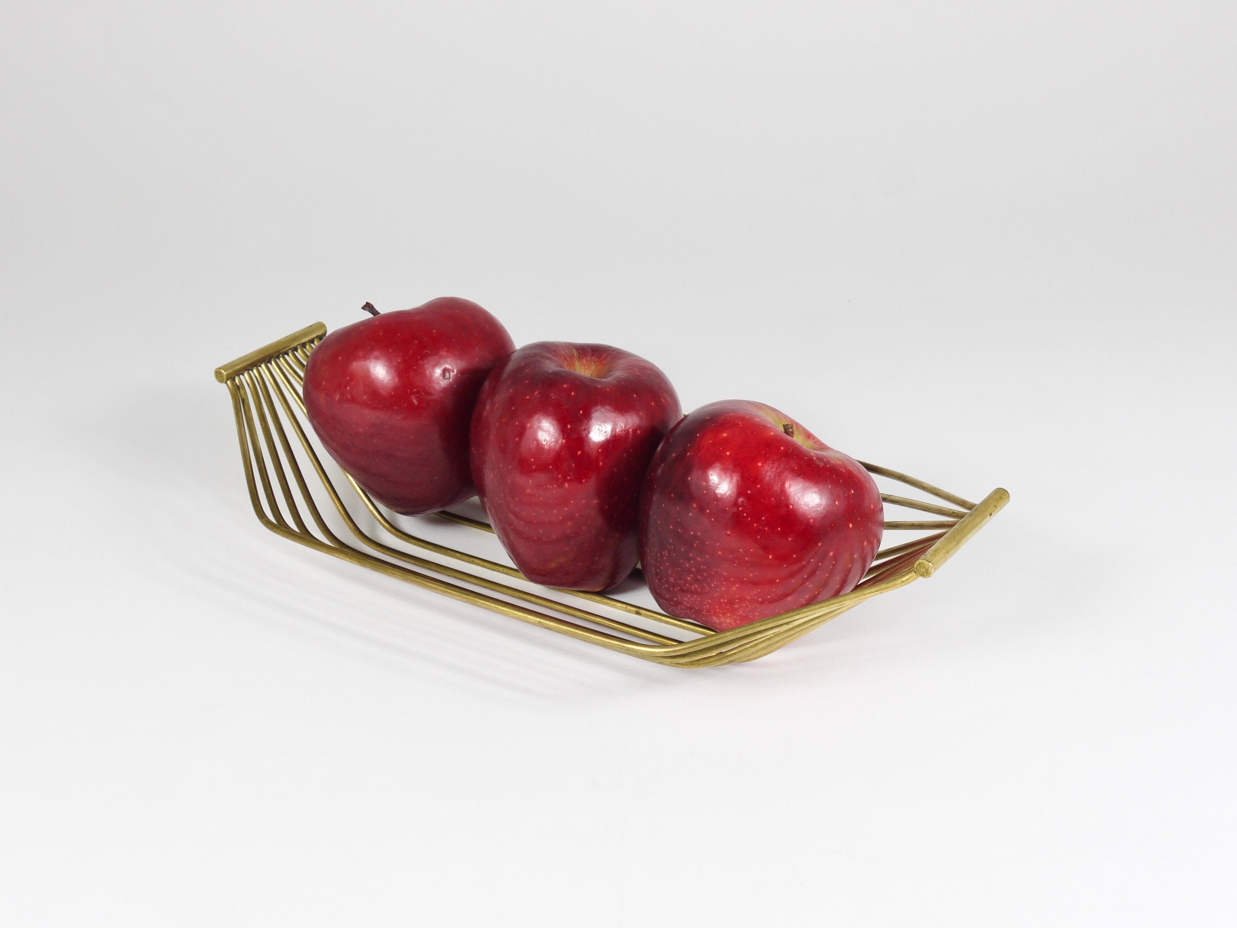 Mid-Century moderno Ciotola austriaca a forma di cesto di frutta in filo d'ottone della metà del secolo, stile Carl Aubock, 1950 in vendita