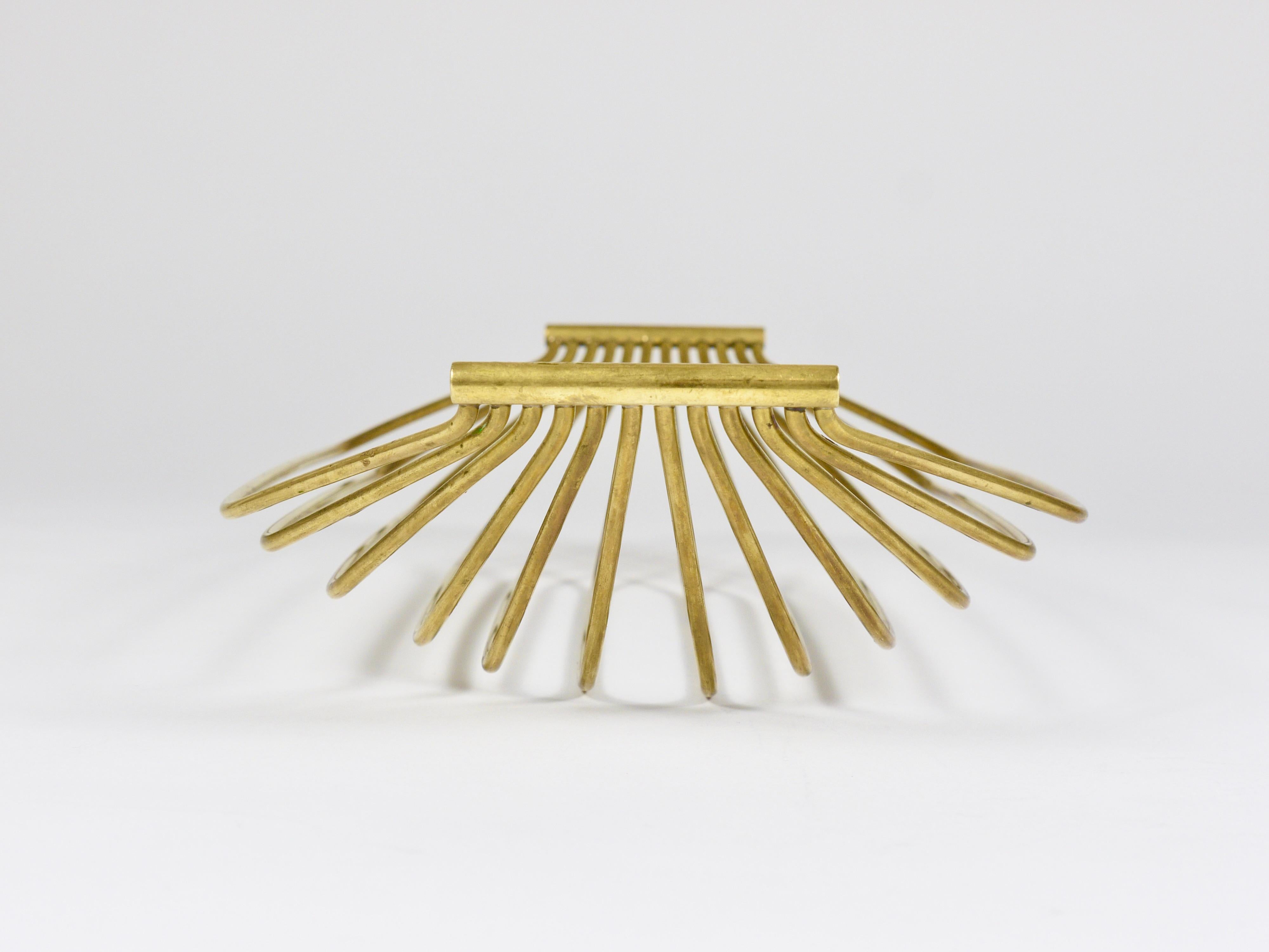 Austriaco Ciotola austriaca a forma di cesto di frutta in filo d'ottone della metà del secolo, stile Carl Aubock, 1950 in vendita