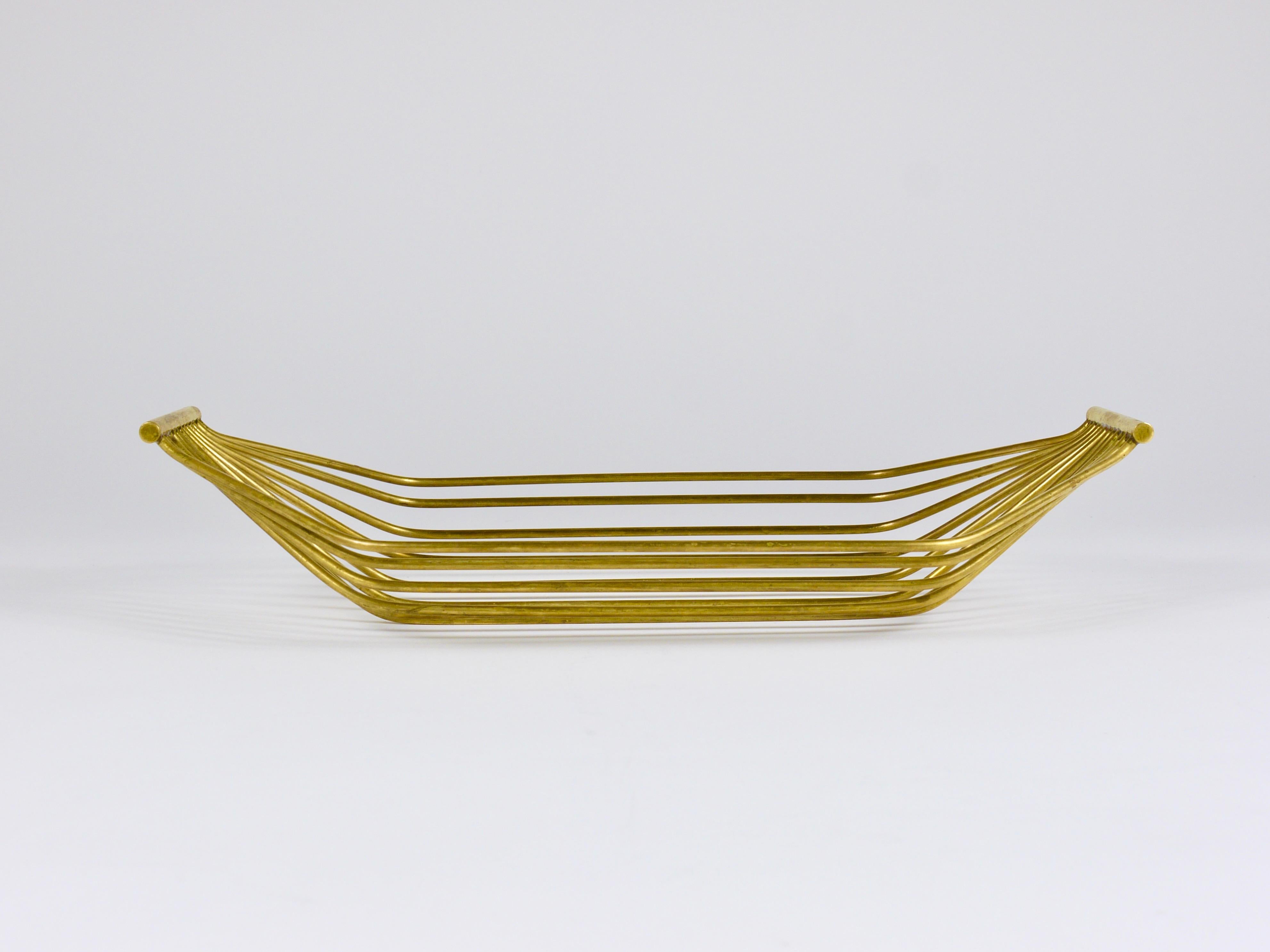 Martellato Ciotola austriaca a forma di cesto di frutta in filo d'ottone della metà del secolo, stile Carl Aubock, 1950 in vendita