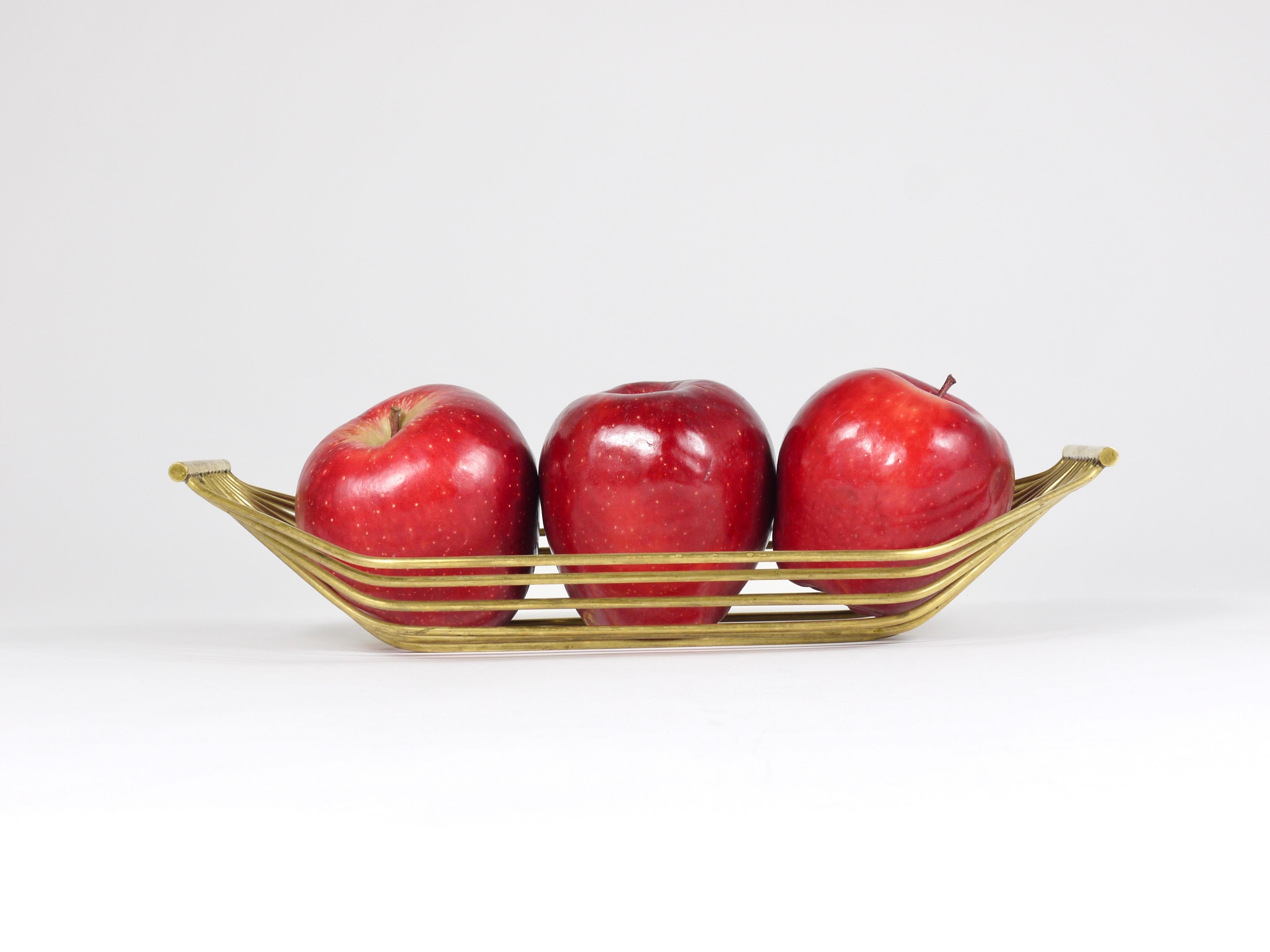 Ciotola austriaca a forma di cesto di frutta in filo d'ottone della metà del secolo, stile Carl Aubock, 1950 In condizioni buone in vendita a Vienna, AT