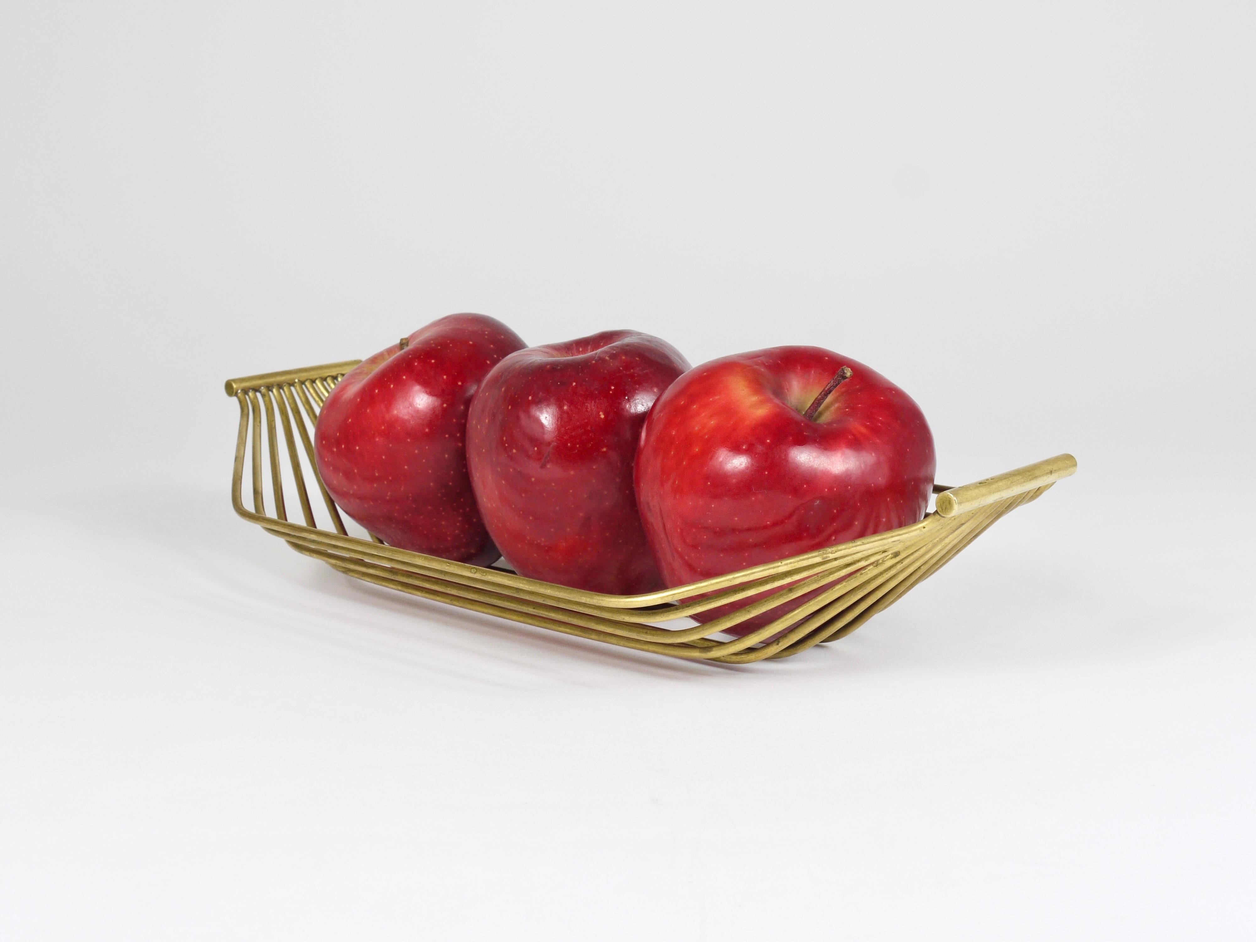 Ottone Ciotola austriaca a forma di cesto di frutta in filo d'ottone della metà del secolo, stile Carl Aubock, 1950 in vendita