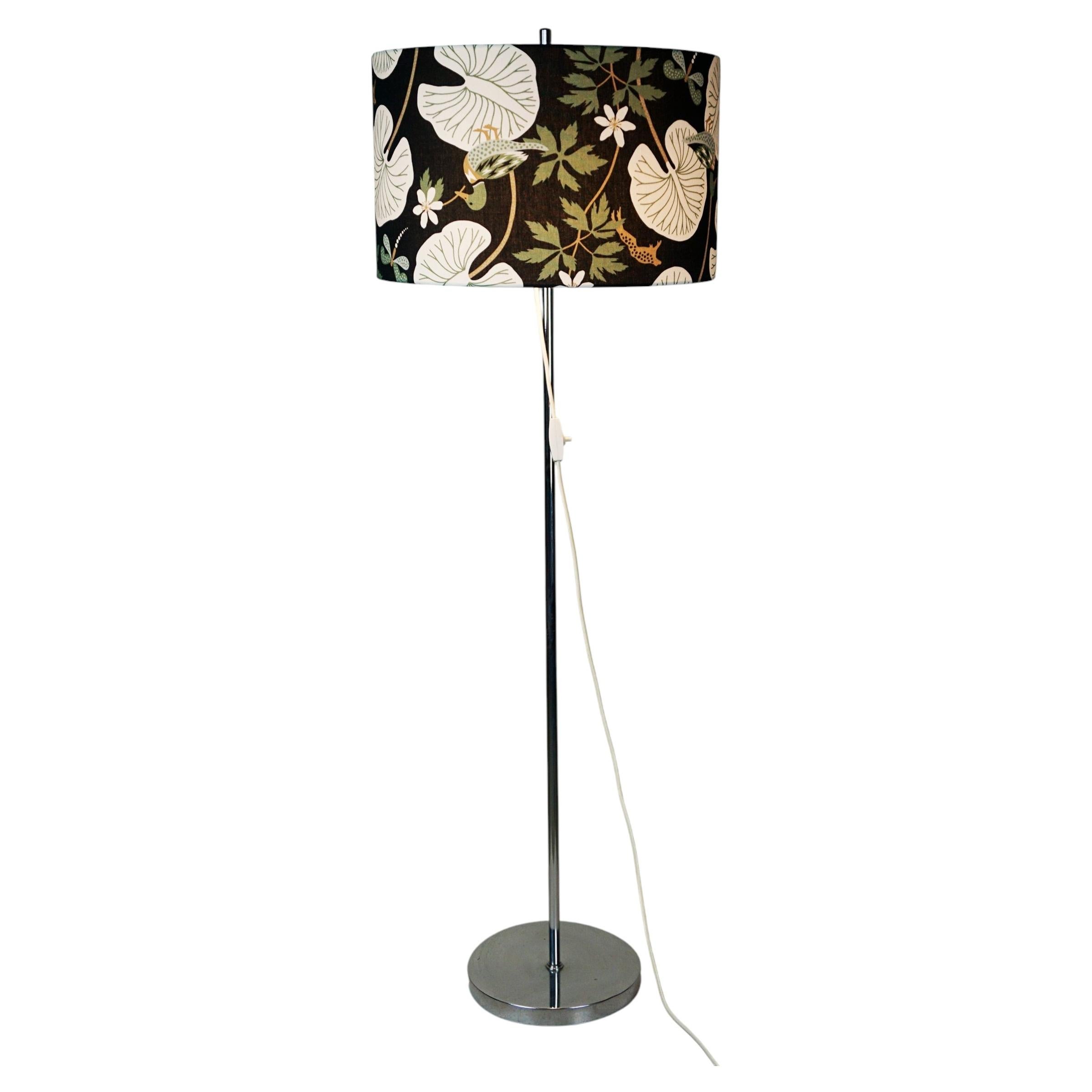 Lámpara de pie austriaca de estilo «Mid-Century Modern» con acabado cromado y pantalla ajustable, de los años 70 en venta