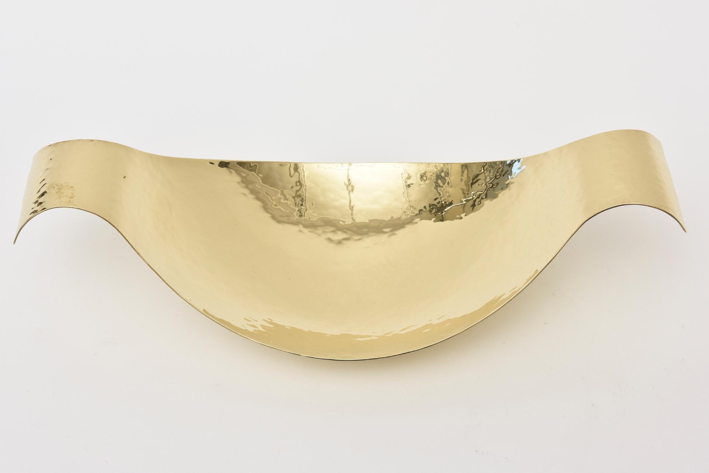 This special and rare Austrian Mid-Century Modern hand-hammered brass polished bowl is attributed to the glorious work of the Werkstatten Hagenauer. It is not marked but of the period, country and Werkstatte. It is a beautiful sculptural entity with