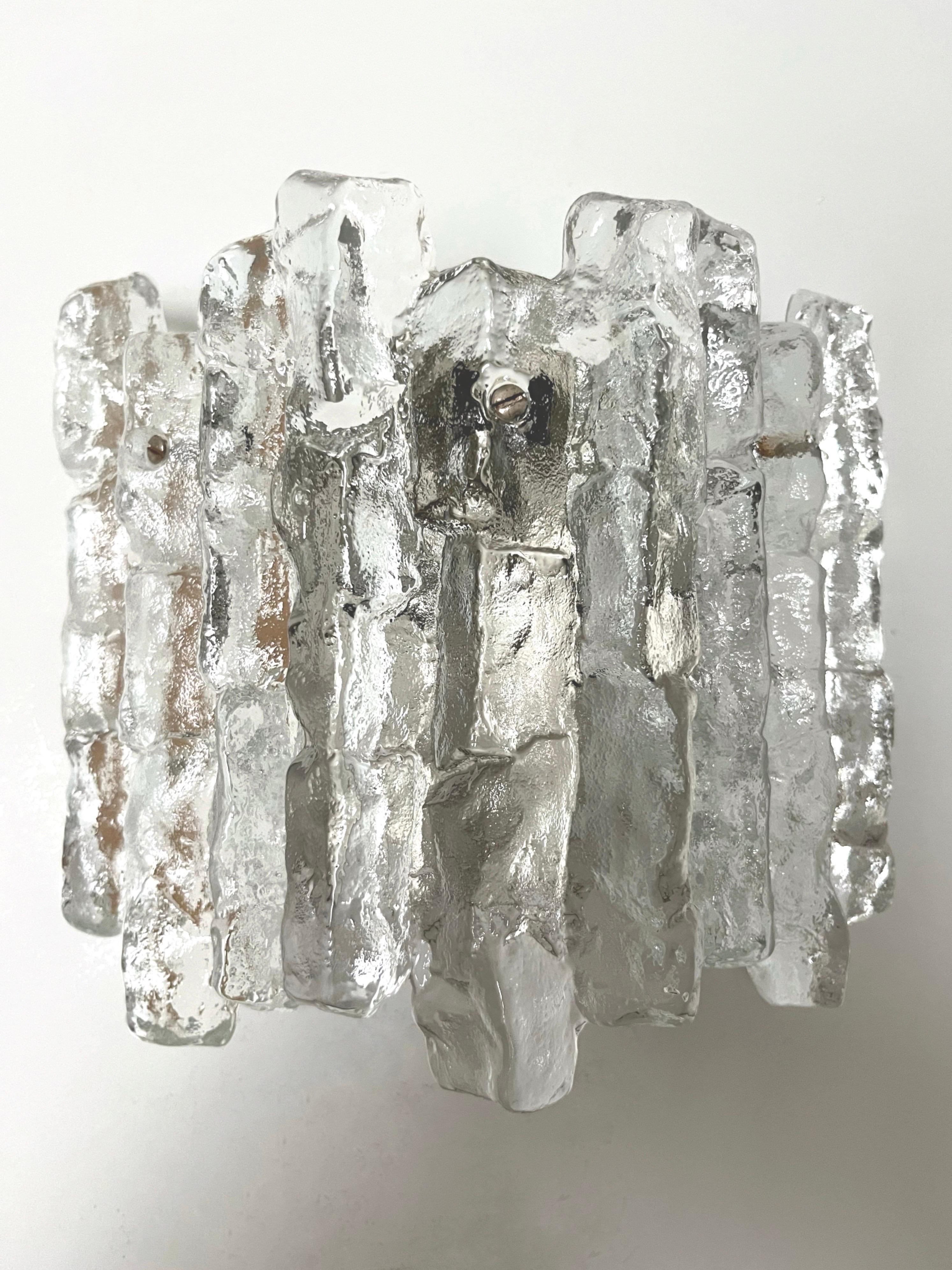 Österreichisches Wandleuchterpaar „Sierra“ aus Eisglas aus der Mitte des Jahrhunderts von Kalmar, 1970er Jahre (Moderne der Mitte des Jahrhunderts) im Angebot