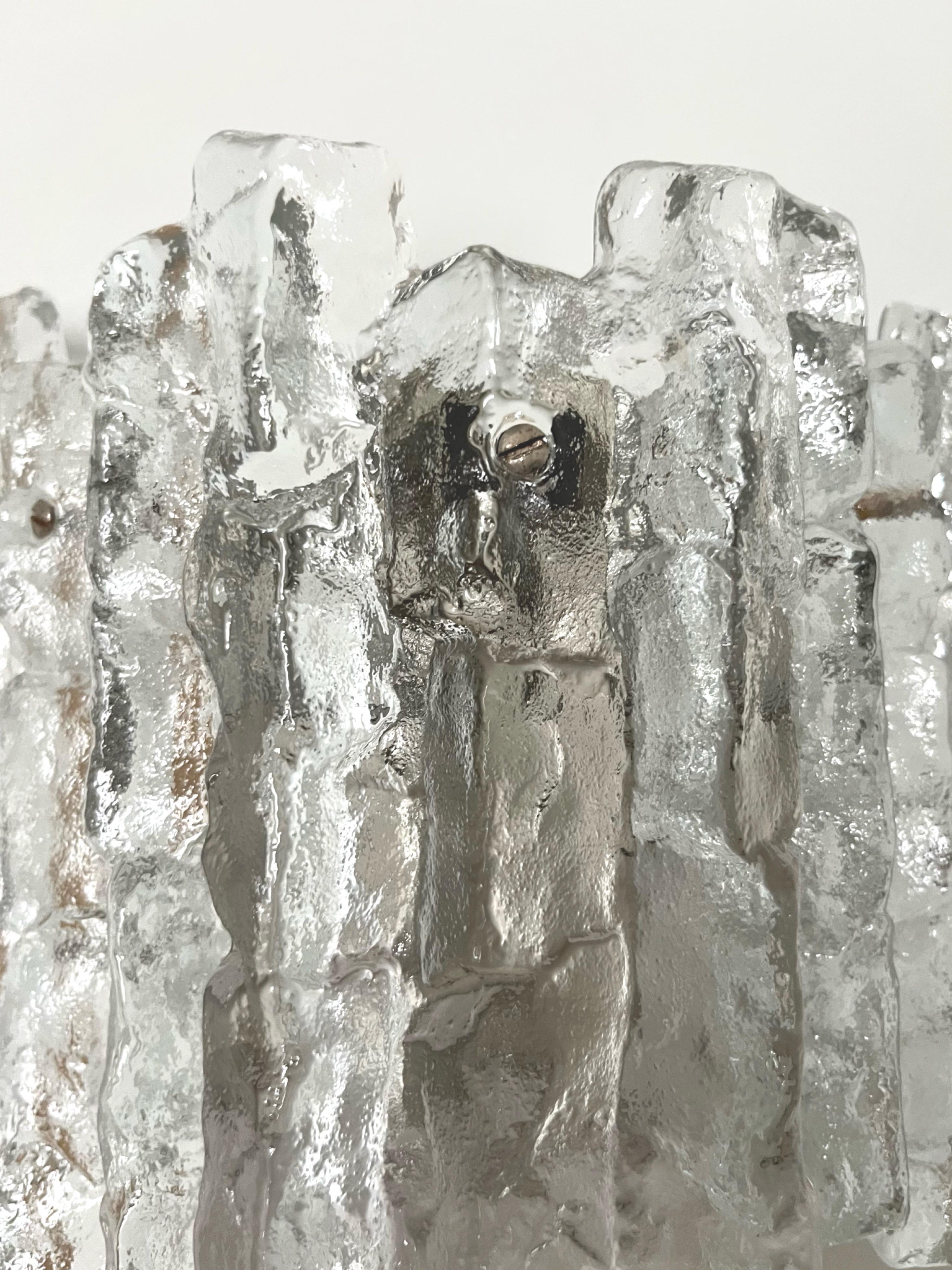 Österreichisches Wandleuchterpaar „Sierra“ aus Eisglas aus der Mitte des Jahrhunderts von Kalmar, 1970er Jahre (Metall) im Angebot
