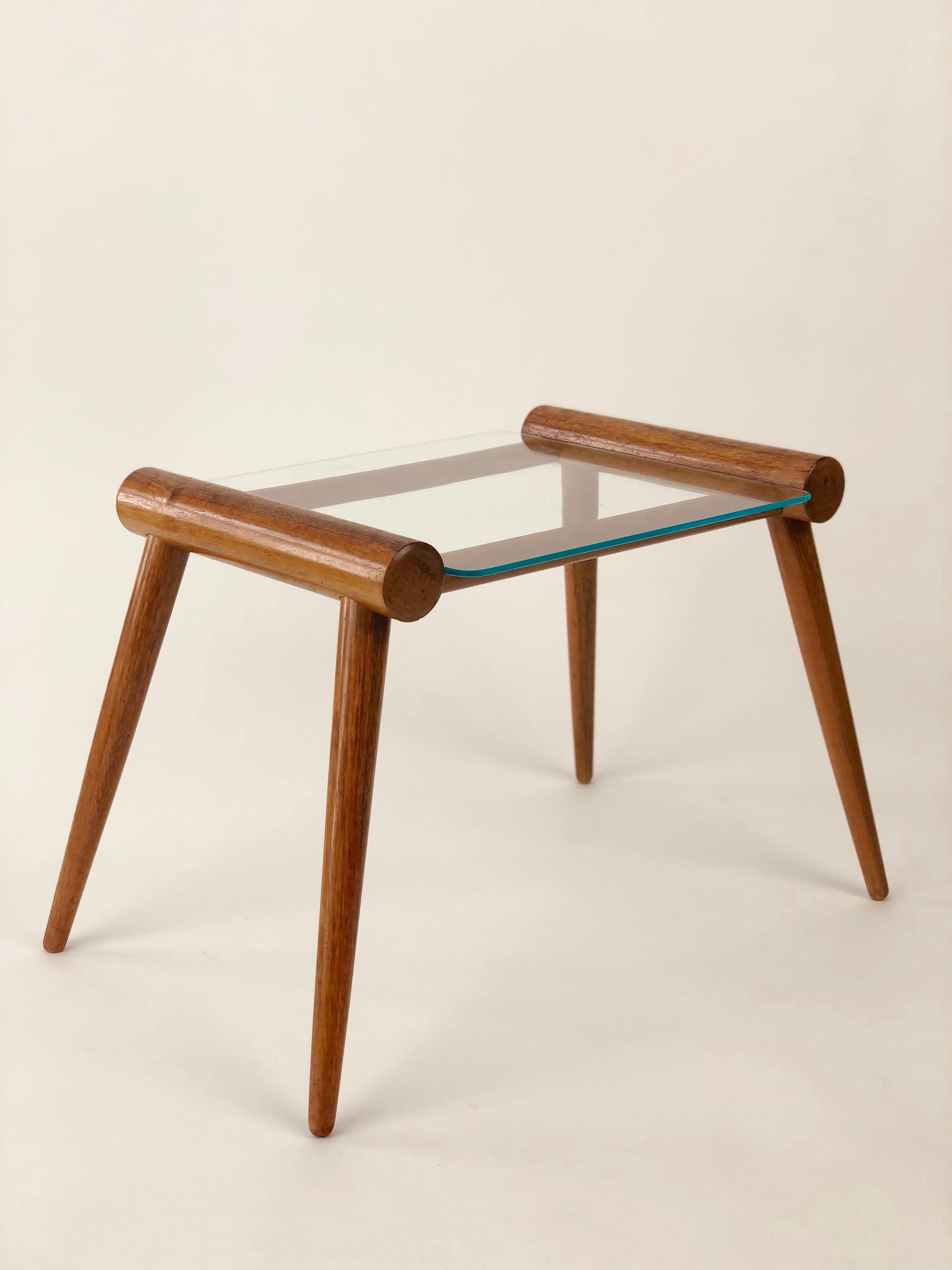Österreichischer Mid-Century-Tisch aus Holz mit Glasplatte von Max Kment, 1950 (Moderne der Mitte des Jahrhunderts) im Angebot