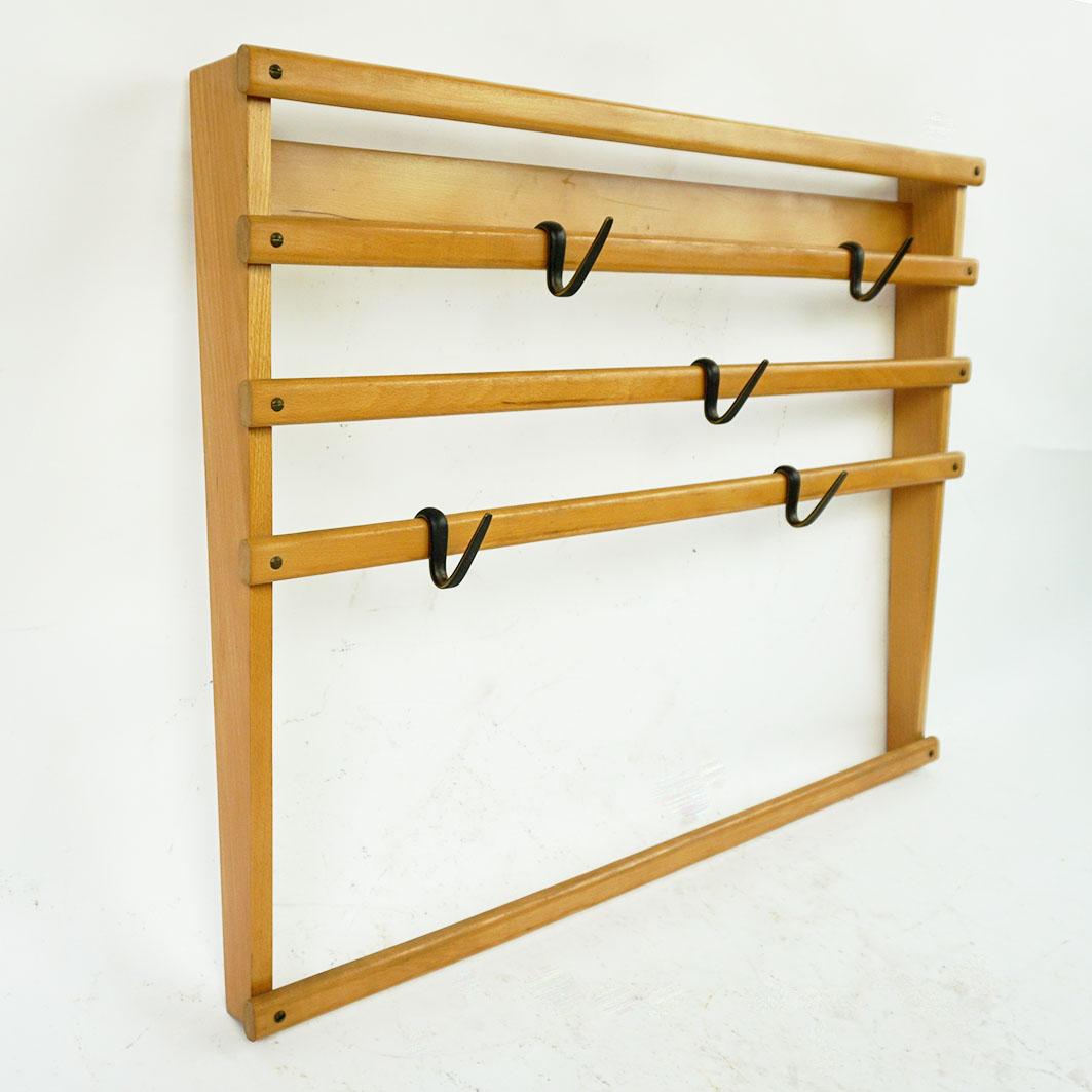 This sought after Austrian midcentury wall mounted coat rack was designed by the Austrian architect and designer Carl Auböck in the 1950s and was manufactured in his Werkstätte Carl Auböck in Vienna.
It features a beechwood frame with six movable