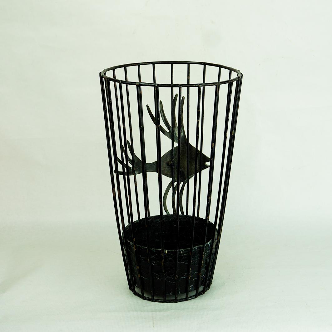 Austrian Mid Century Black Metal and Brass Fish Umbrella Stand by Walter Bosse In Good Condition For Sale In Vienna, AT