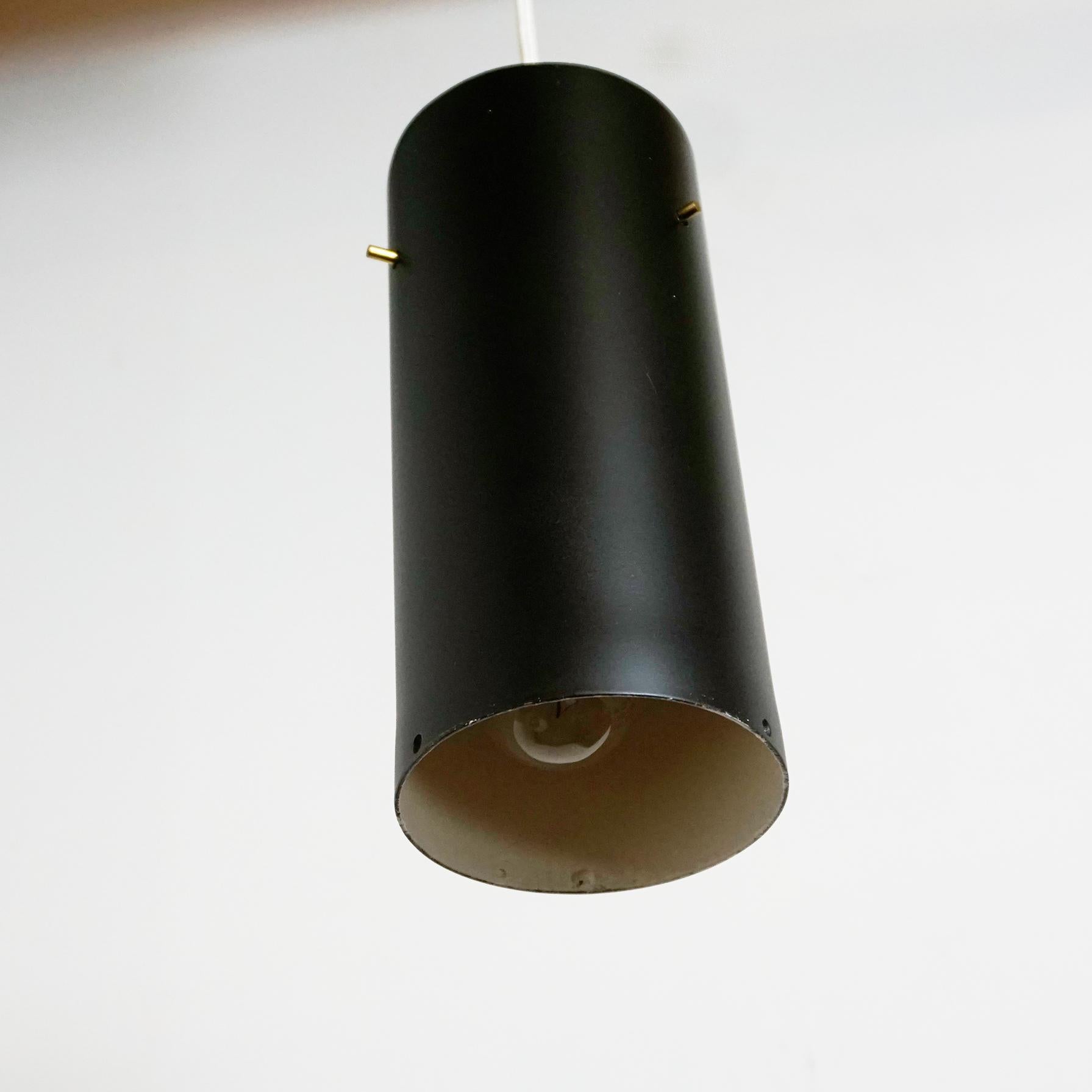 Lampe à suspension autrichienne du milieu du siècle dernier en métal noir et laiton avec cylindre par J. T. Kalmar en vente 2