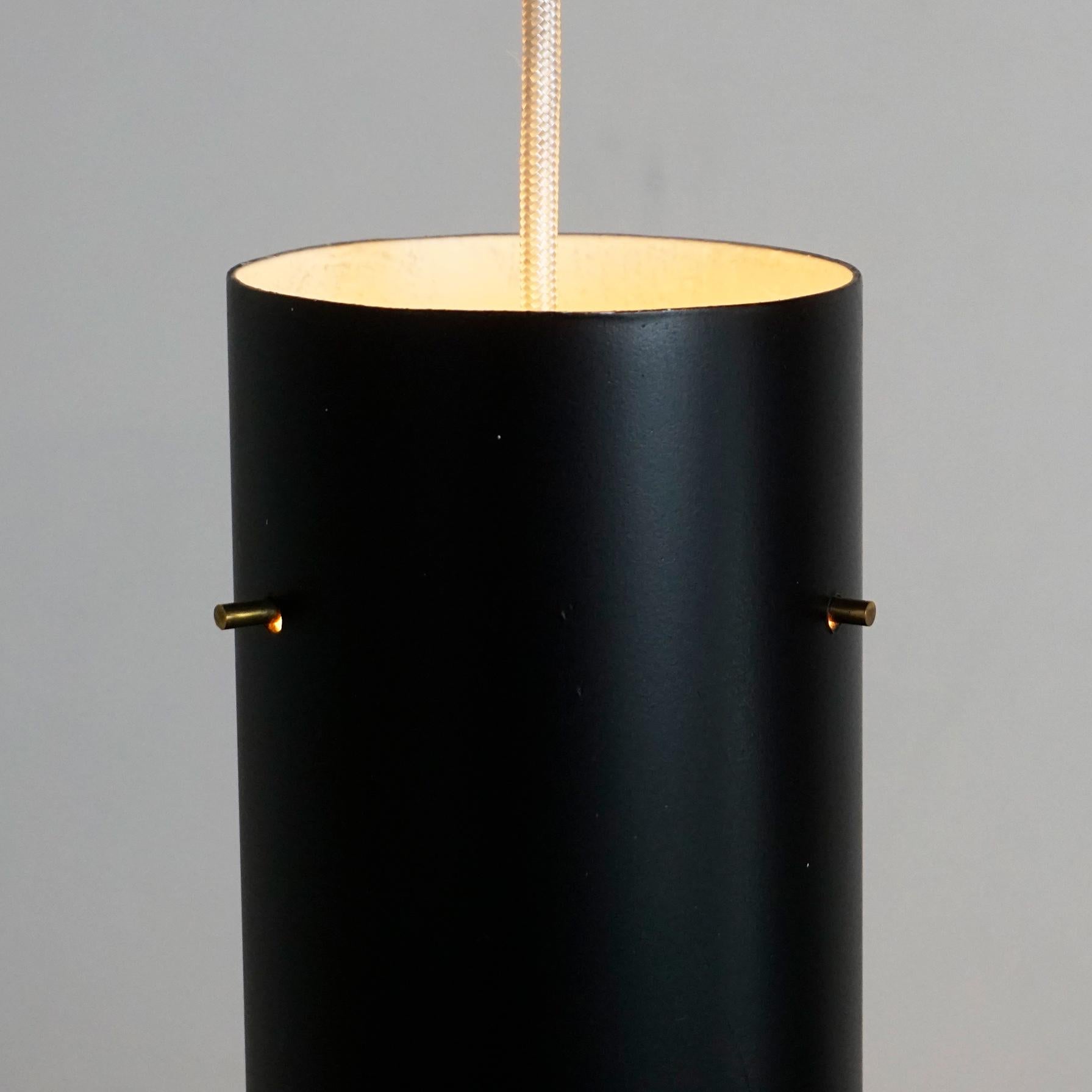 Mid-Century Modern Lampe à suspension autrichienne du milieu du siècle dernier en métal noir et laiton avec cylindre par J. T. Kalmar en vente