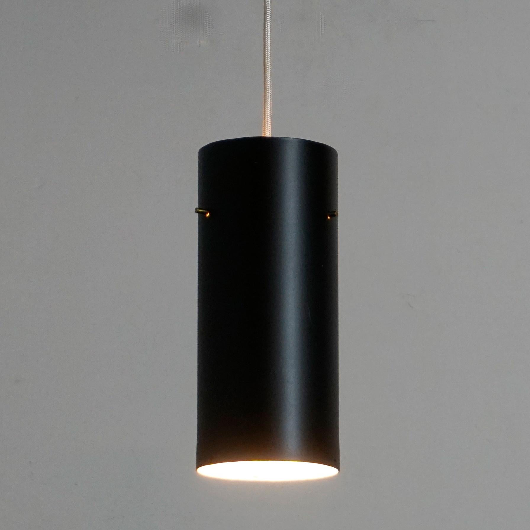 Laqué Lampe à suspension autrichienne du milieu du siècle dernier en métal noir et laiton avec cylindre par J. T. Kalmar en vente