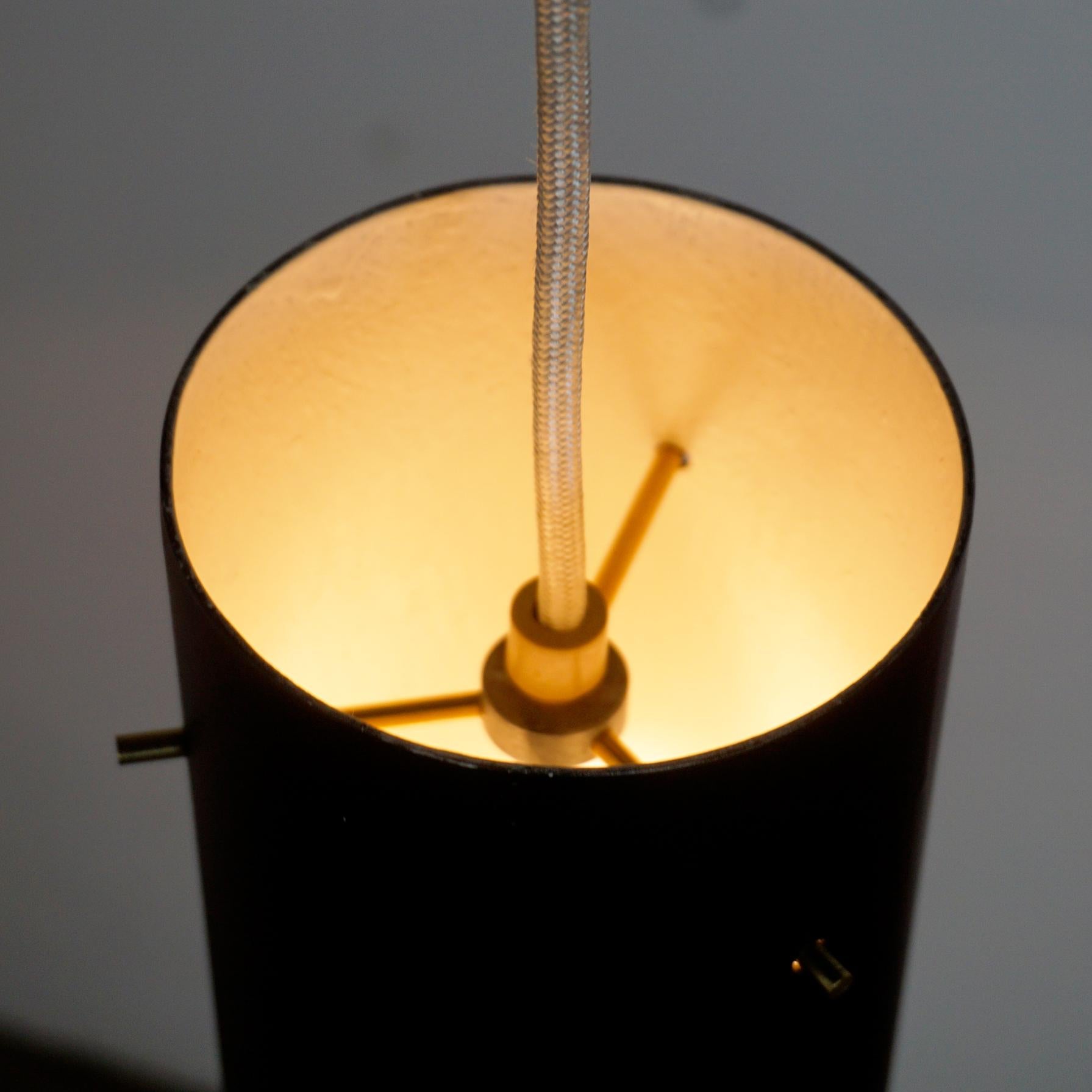 Milieu du XXe siècle Lampe à suspension autrichienne du milieu du siècle dernier en métal noir et laiton avec cylindre par J. T. Kalmar en vente