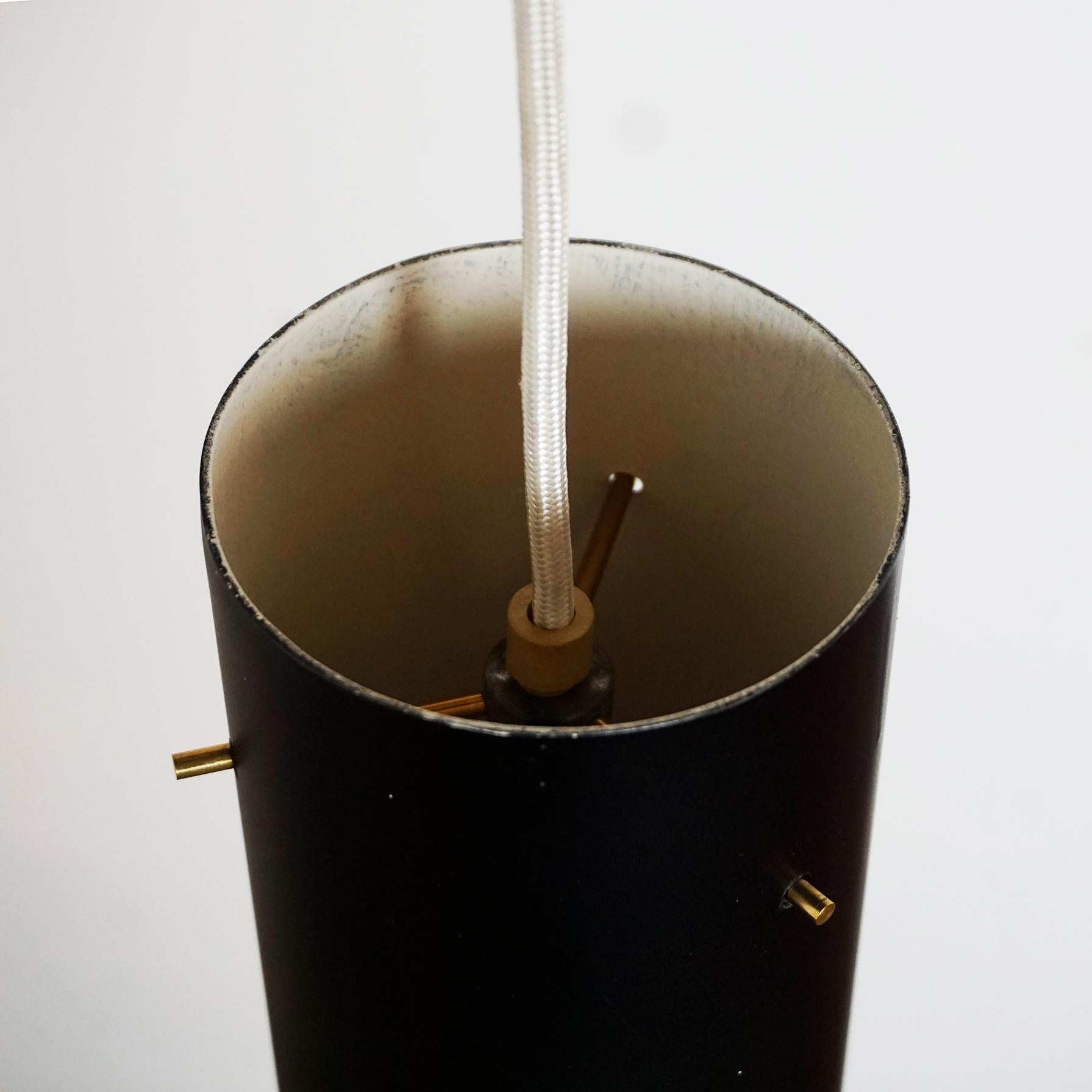 Métal Lampe à suspension autrichienne du milieu du siècle dernier en métal noir et laiton avec cylindre par J. T. Kalmar en vente