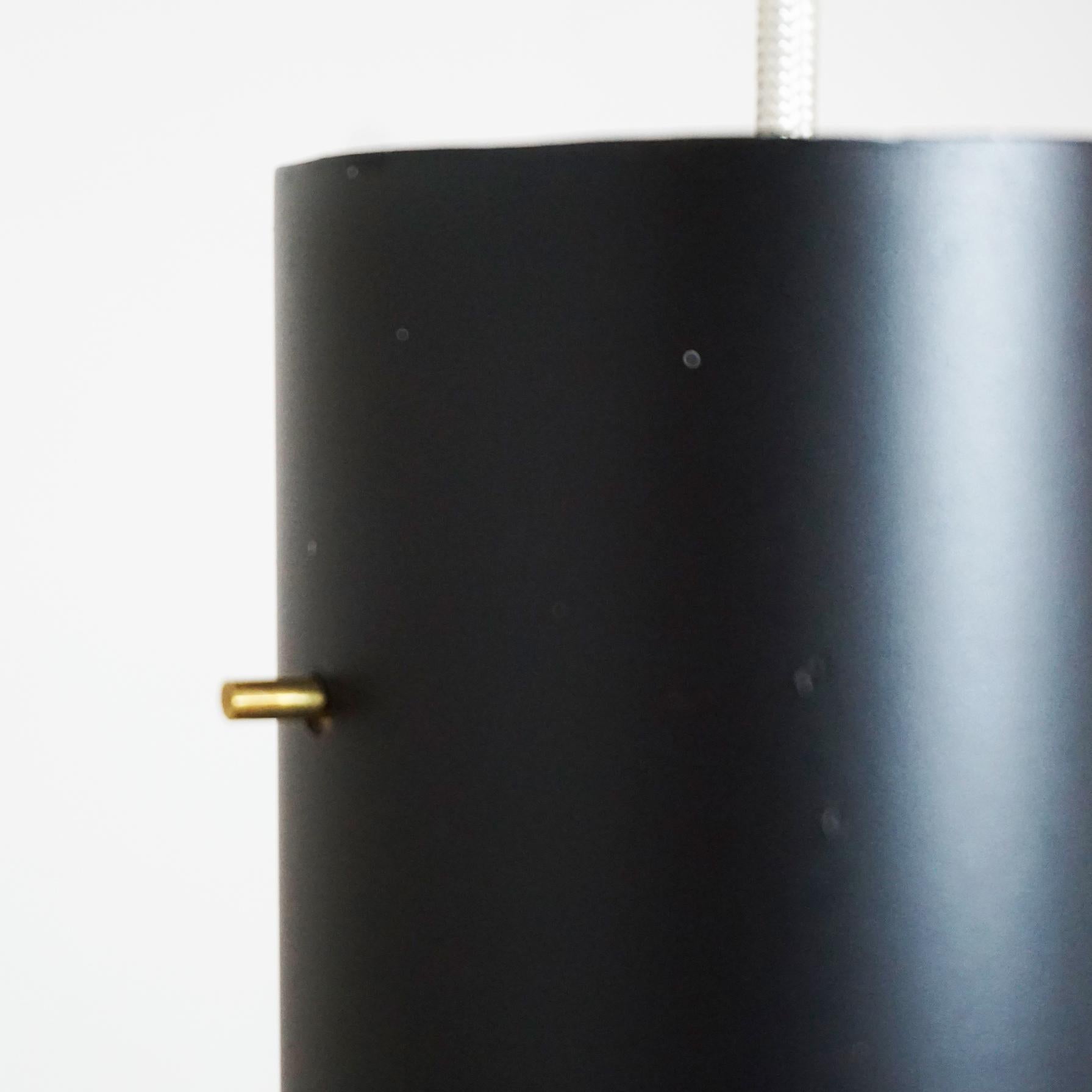 Lampe à suspension autrichienne du milieu du siècle dernier en métal noir et laiton avec cylindre par J. T. Kalmar en vente 1