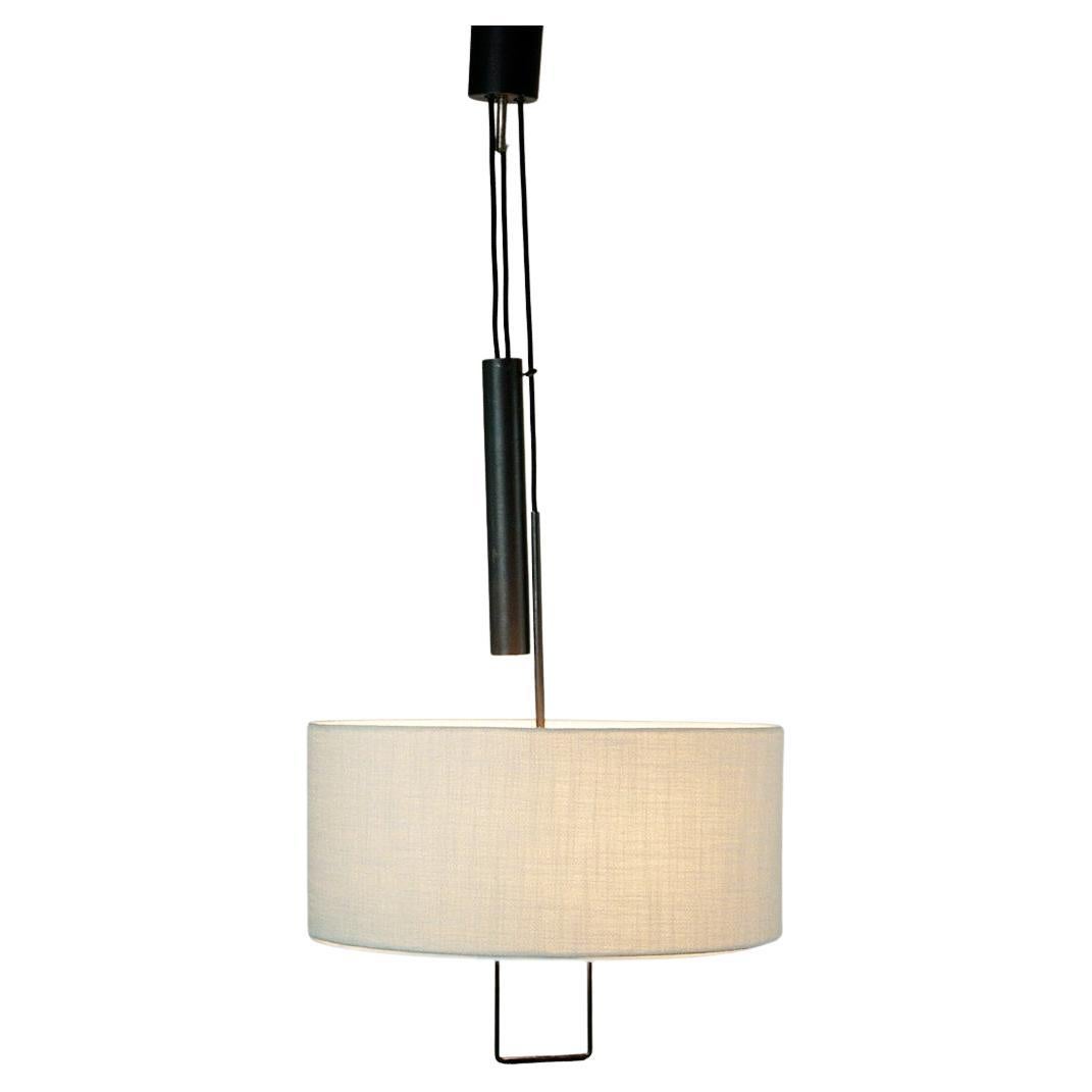 Superbe suspension réglable en hauteur datant du milieu du siècle dernier, le modèle 2520 de Kalmar, avec un contrepoids, une magnifique poignée recouverte de cuir et un abat-jour cylindrique blanc cassé avec un tissu renouvelé.... Réalisée par