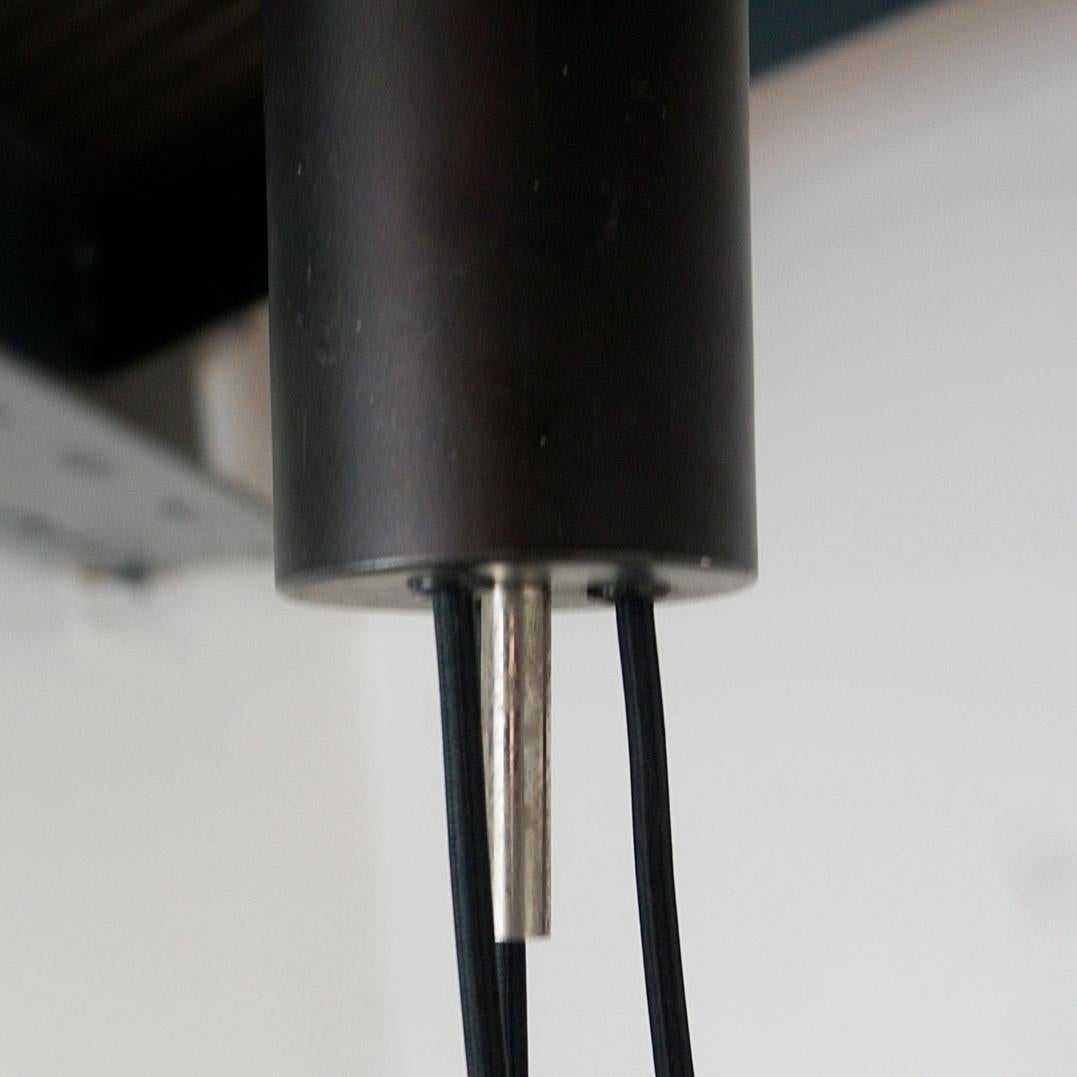 Autrichien Midcentury  Contrepoids en métal noir  Lampe suspendue par J.T. Kalmar Bon état - En vente à Vienna, AT