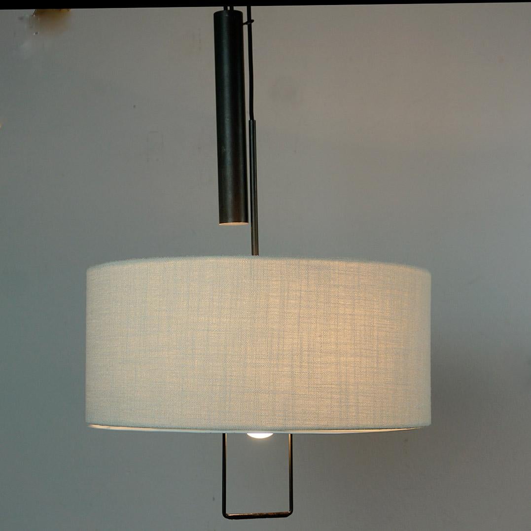 Milieu du XXe siècle Autrichien Midcentury  Contrepoids en métal noir  Lampe suspendue par J.T. Kalmar en vente