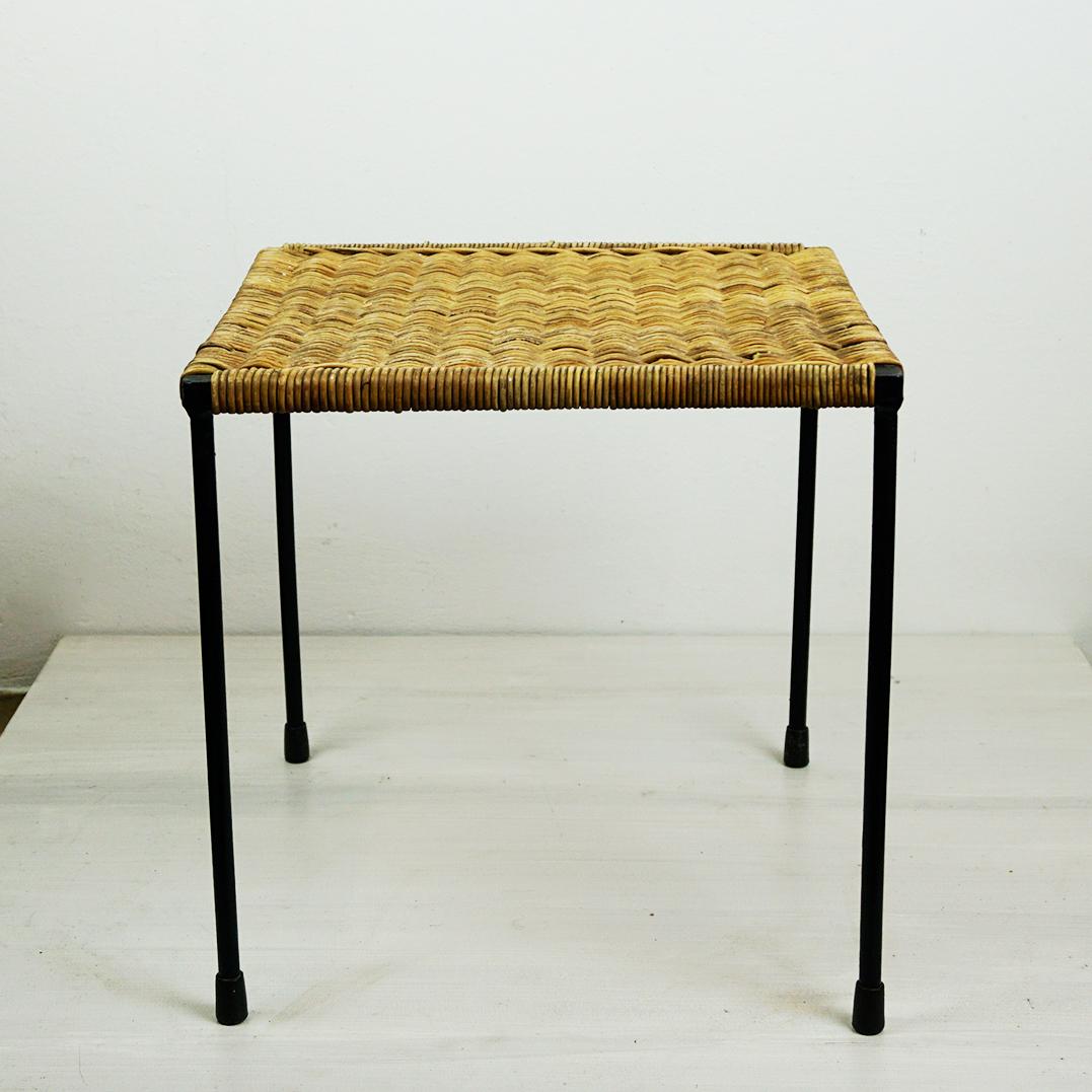 Table d'appoint autrichienne du milieu du siècle en acier noir et osier par Carl Auböck en vente 2