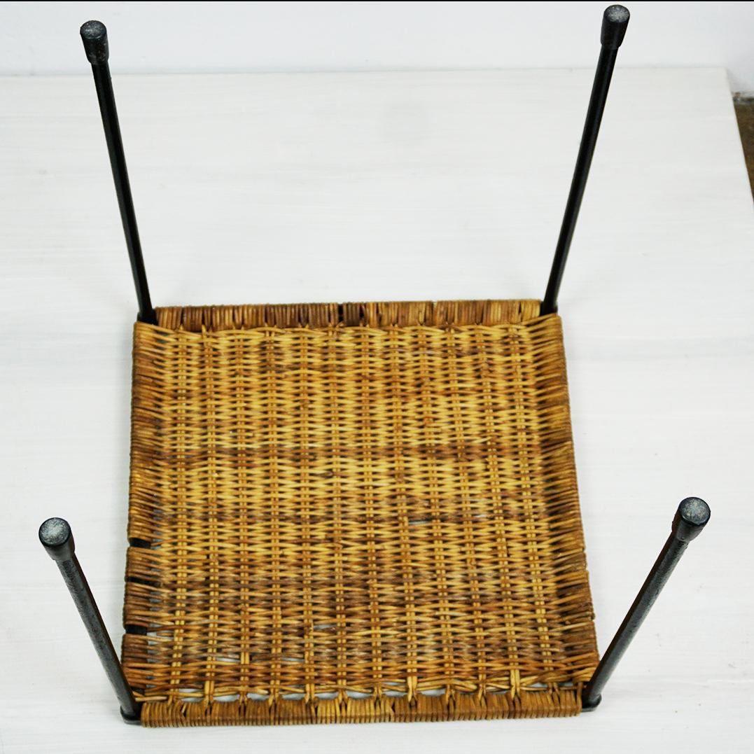 Charmante petite table ou tabouret autrichien de taille carrée du milieu du siècle dernier, conçu et fabriqué par Carl Auböck II, Vienne, Autriche, vers 1950, en très bel état d'origine.  état avec quelques usures au niveau de l'osier, veuillez