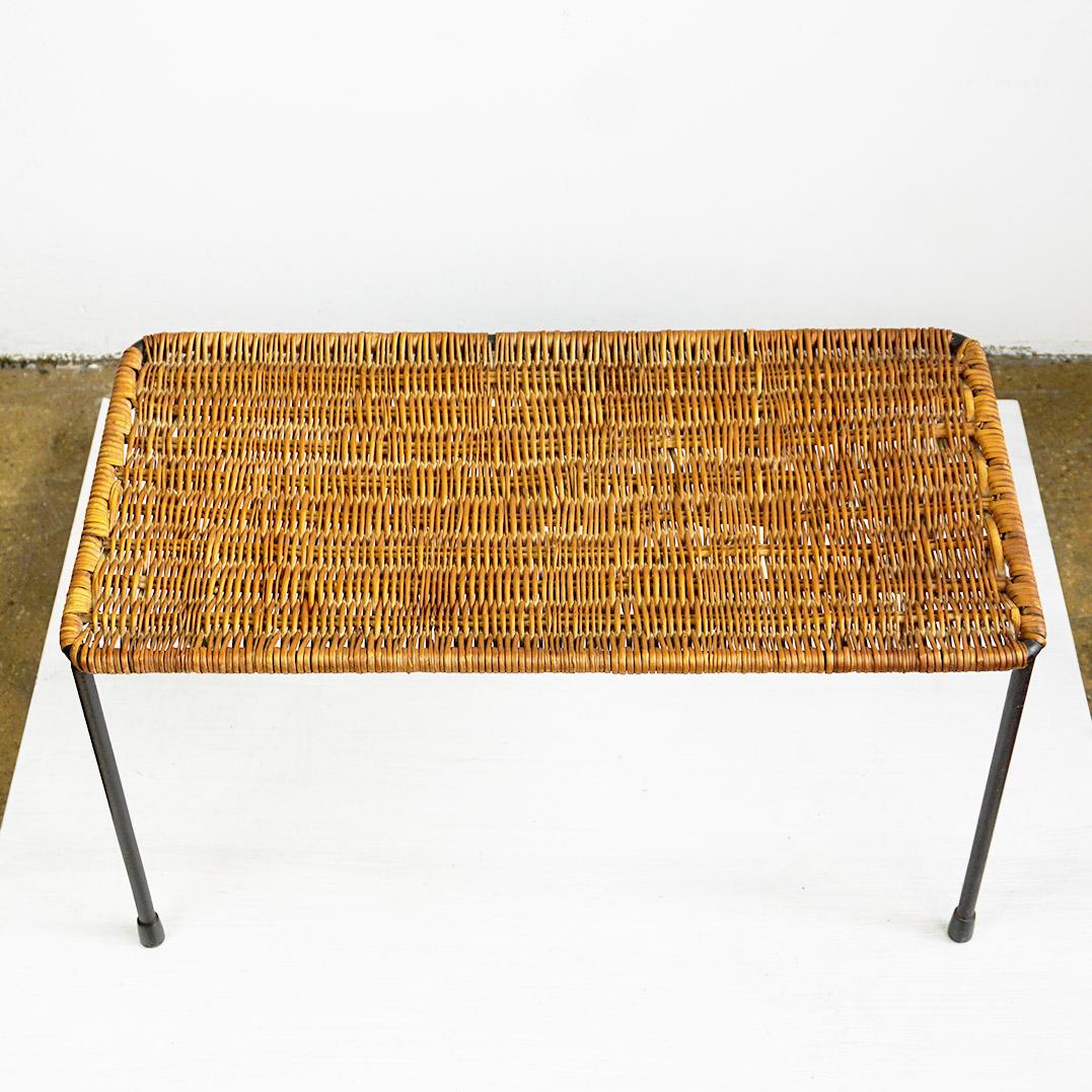 Mid-Century moderno Tavolino austriaco del Medioevo in acciaio e vimini nero di Carl Auböck in vendita