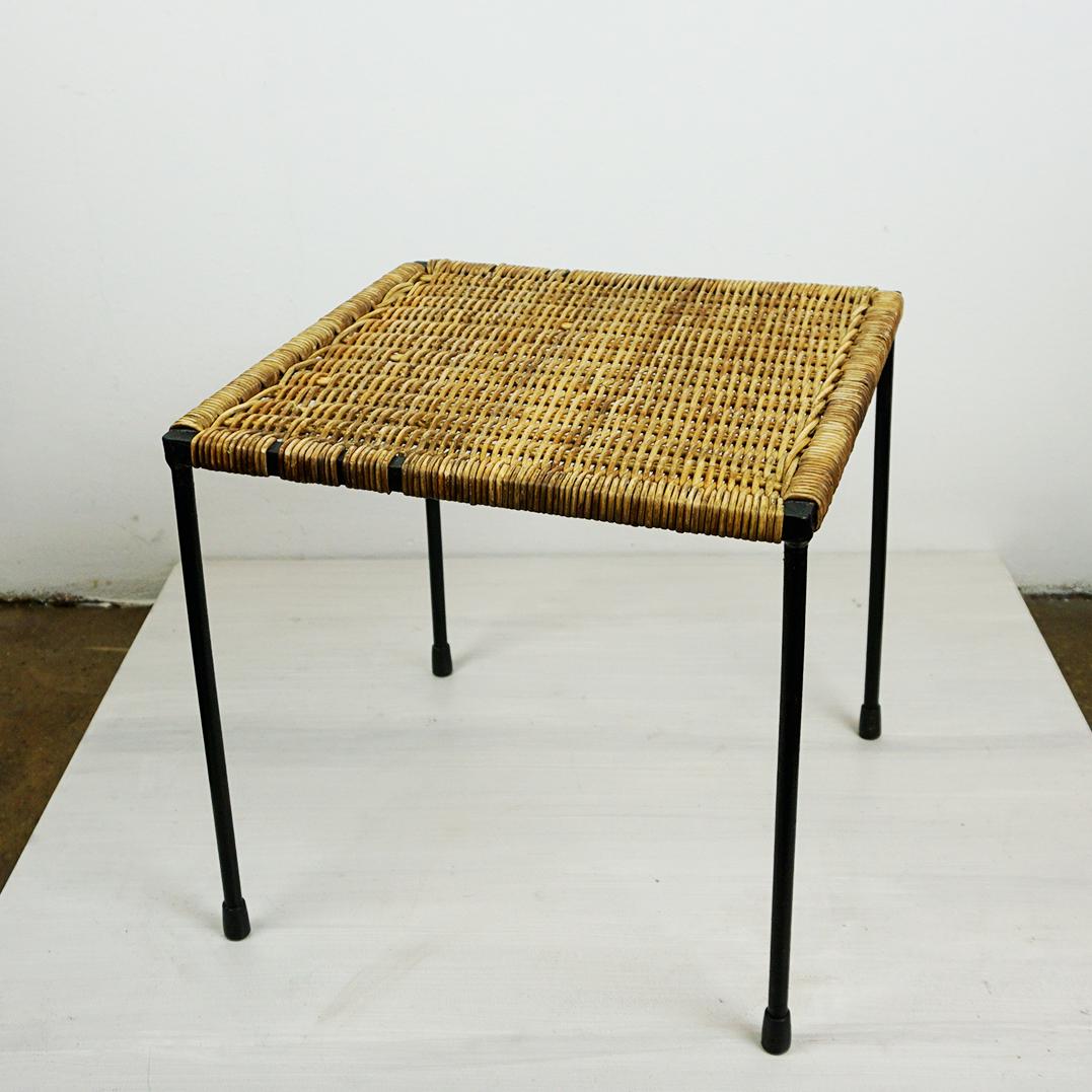 Autrichien Table d'appoint autrichienne du milieu du siècle en acier noir et osier par Carl Auböck en vente