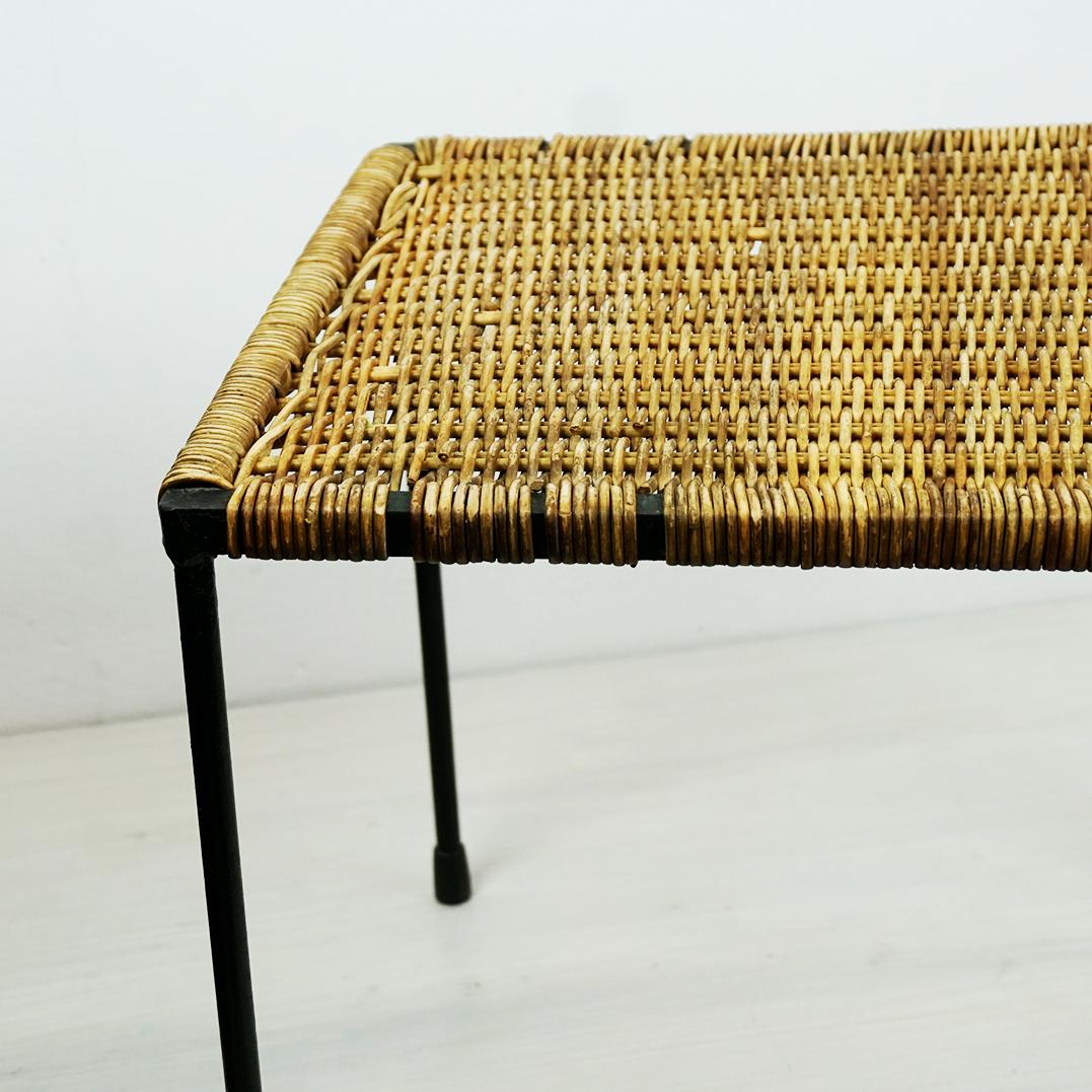 Table d'appoint autrichienne du milieu du siècle en acier noir et osier par Carl Auböck Bon état - En vente à Vienna, AT