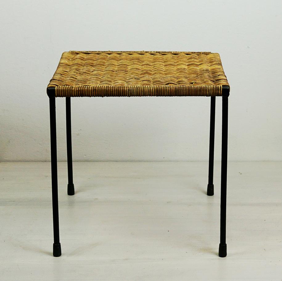 Acier Table d'appoint autrichienne du milieu du siècle en acier noir et osier par Carl Auböck en vente