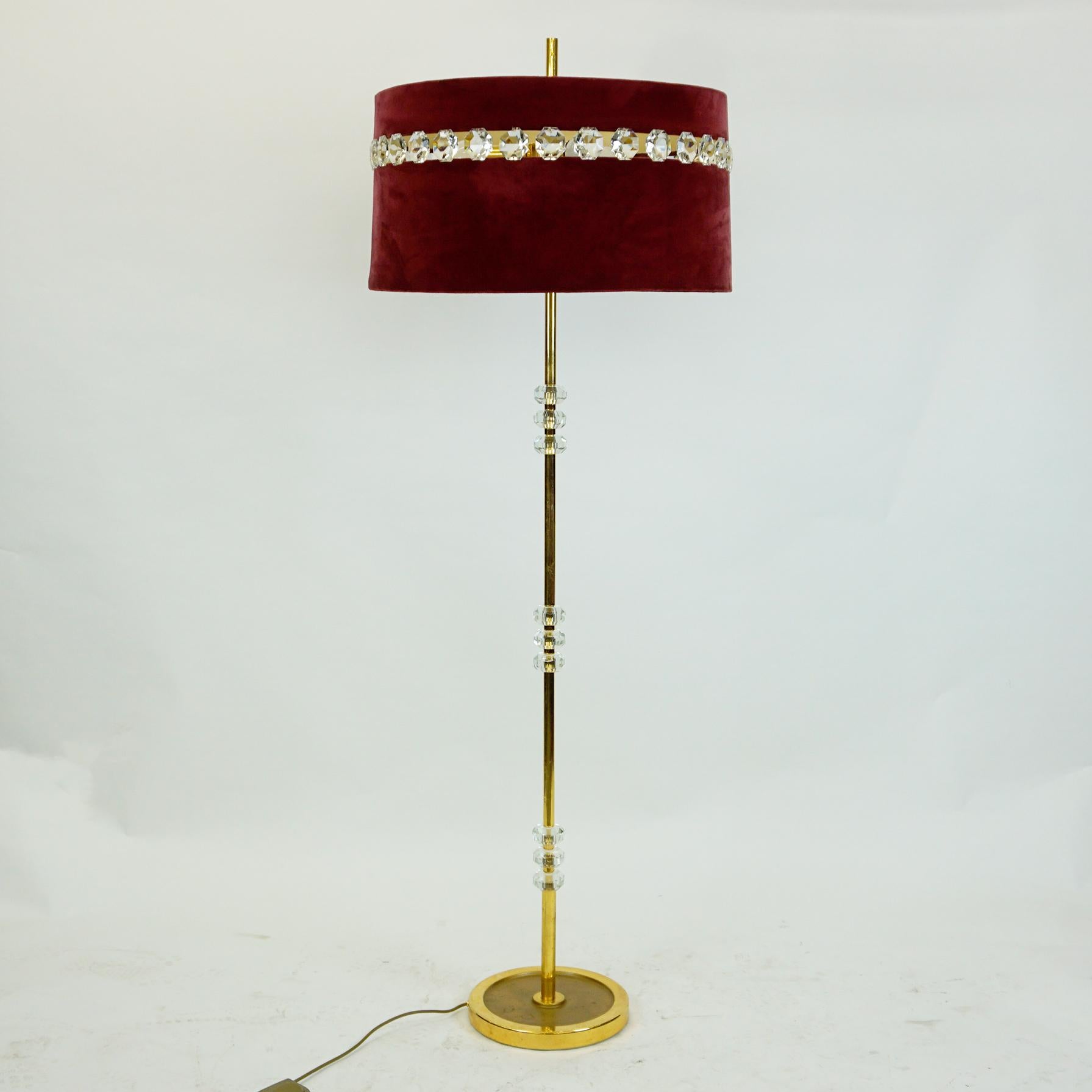 Hervorragendes Beispiel einer eleganten österreichischen Messing-Stehlampe aus der Mitte des Jahrhunderts, zugeschrieben J. & L. Lobmeyr, Wien. Sie besteht aus vergoldetem Messing mit integrierten Kristallglaselementen, kombiniert mit detaillierten