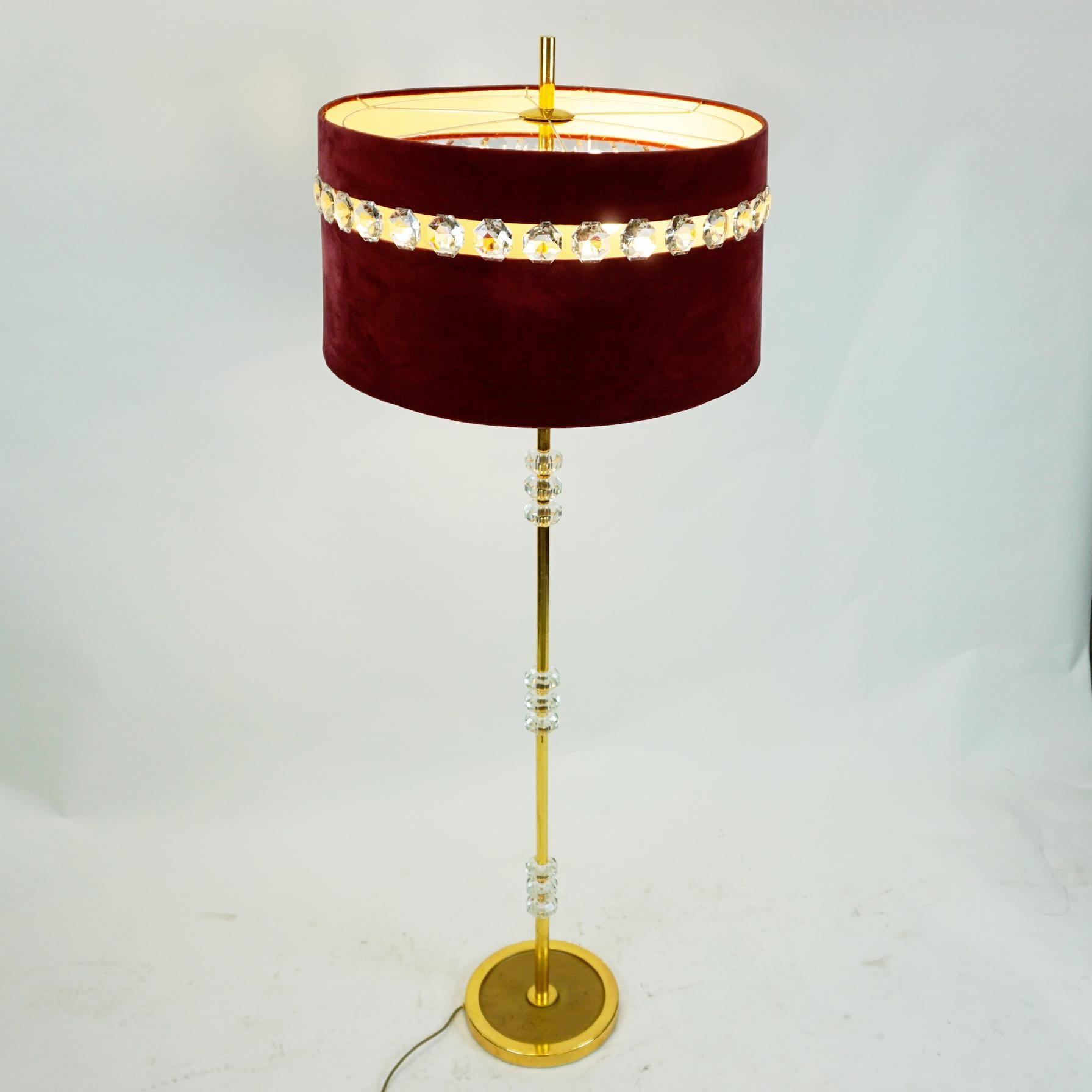 Österreichische Stehlampe aus Messing und Kristallglas aus der Mitte des Jahrhunderts mit rotem Samtschirm (Moderne der Mitte des Jahrhunderts) im Angebot