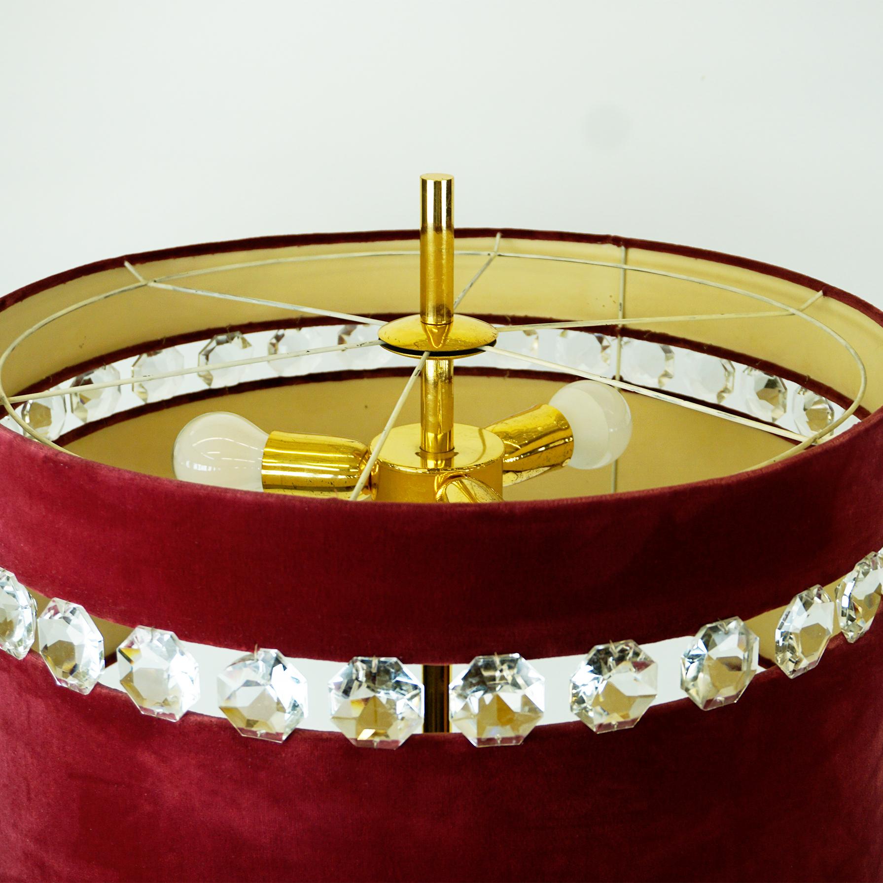 Österreichische Stehlampe aus Messing und Kristallglas aus der Mitte des Jahrhunderts mit rotem Samtschirm (Mitte des 20. Jahrhunderts) im Angebot