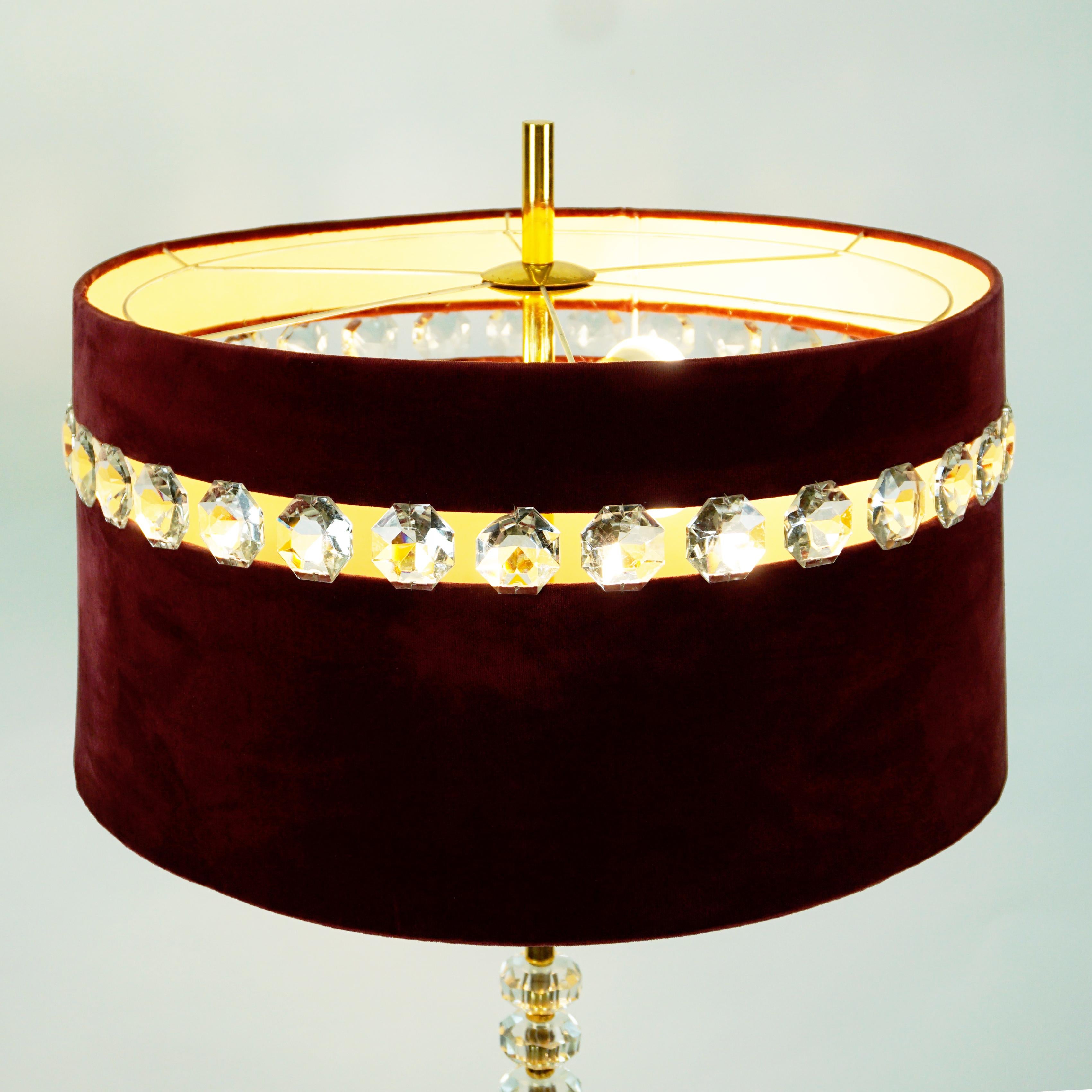 Österreichische Stehlampe aus Messing und Kristallglas aus der Mitte des Jahrhunderts mit rotem Samtschirm im Angebot 1